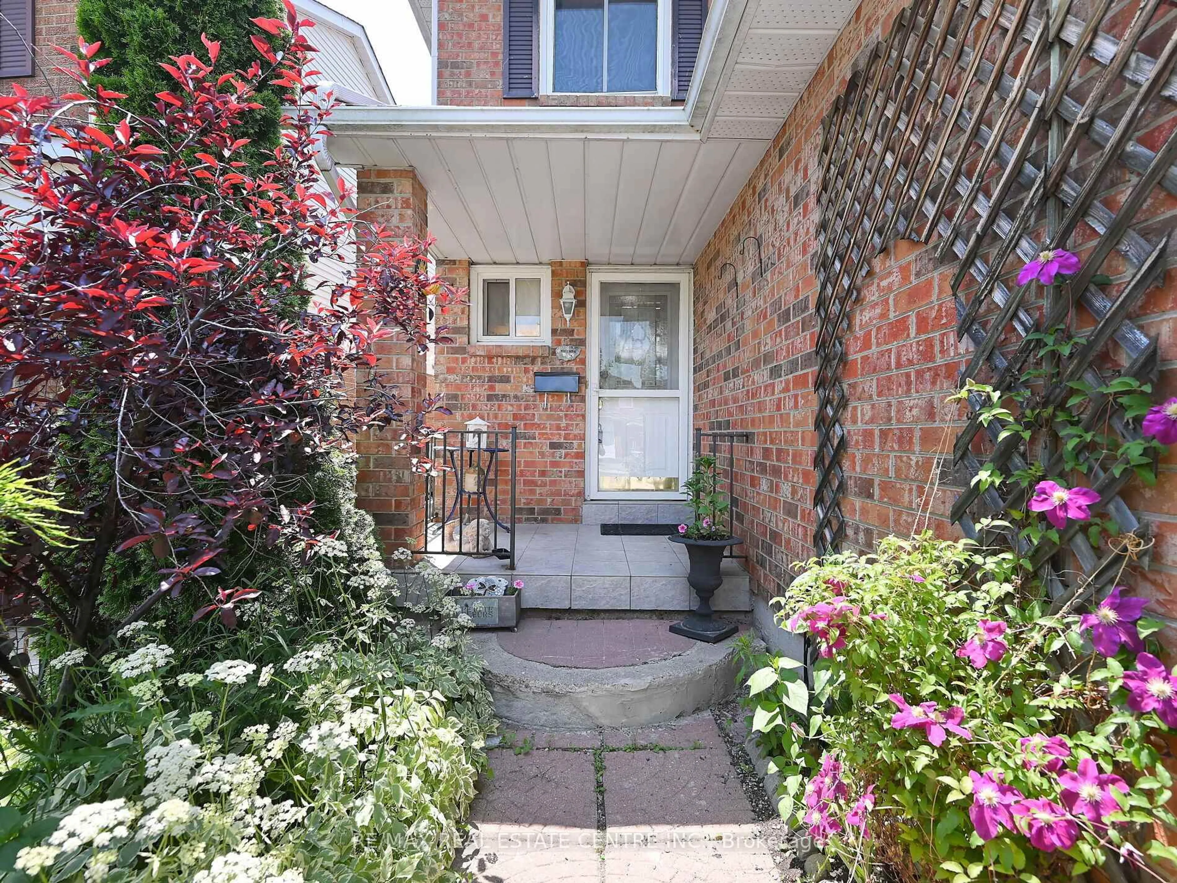 Indoor entryway for 8 Stephensen Crt, Brampton Ontario L6V 3X8