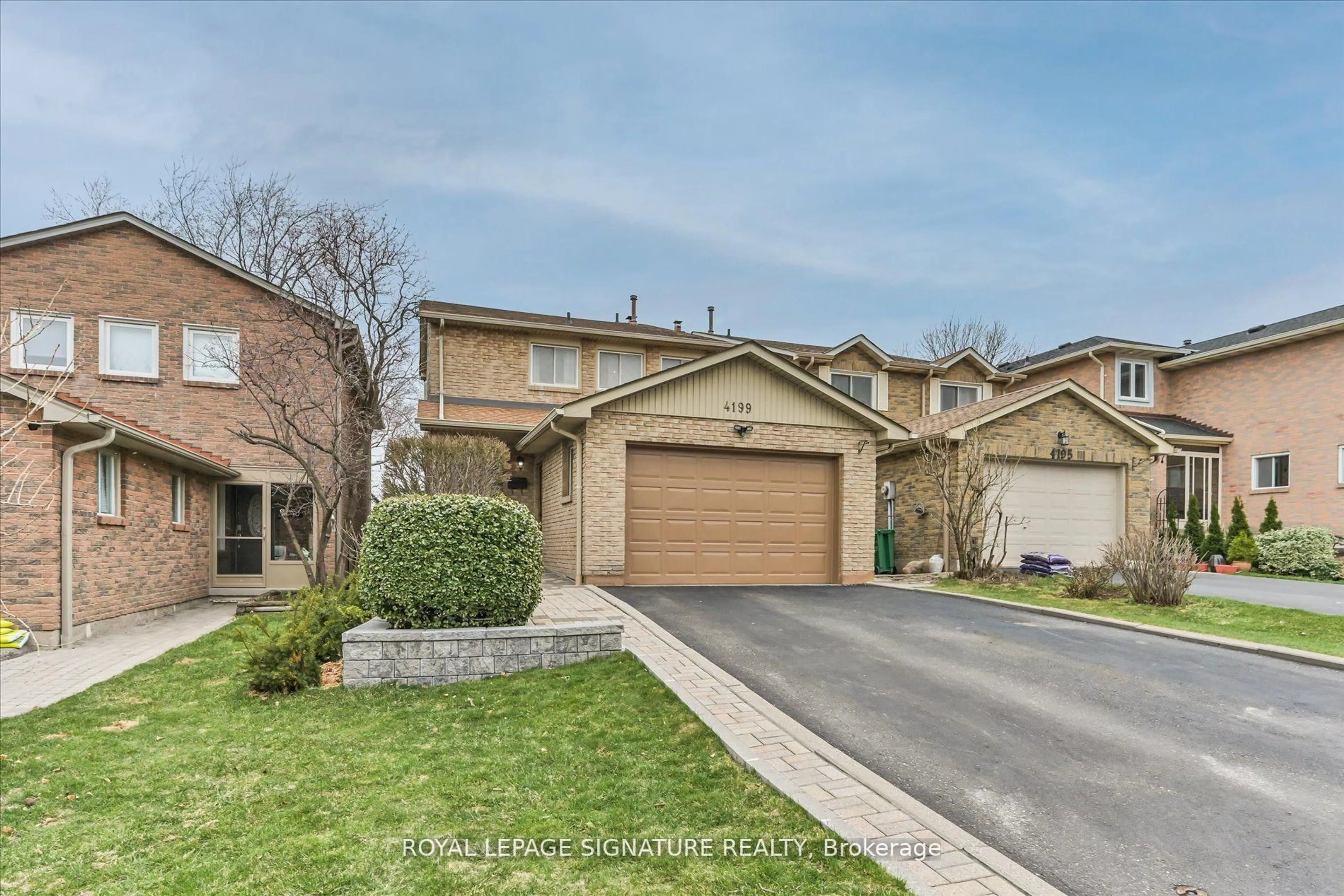 A pic from outside/outdoor area/front of a property/back of a property/a pic from drone, street for 4199 Powderhorn Cres, Mississauga Ontario L5L 3B8