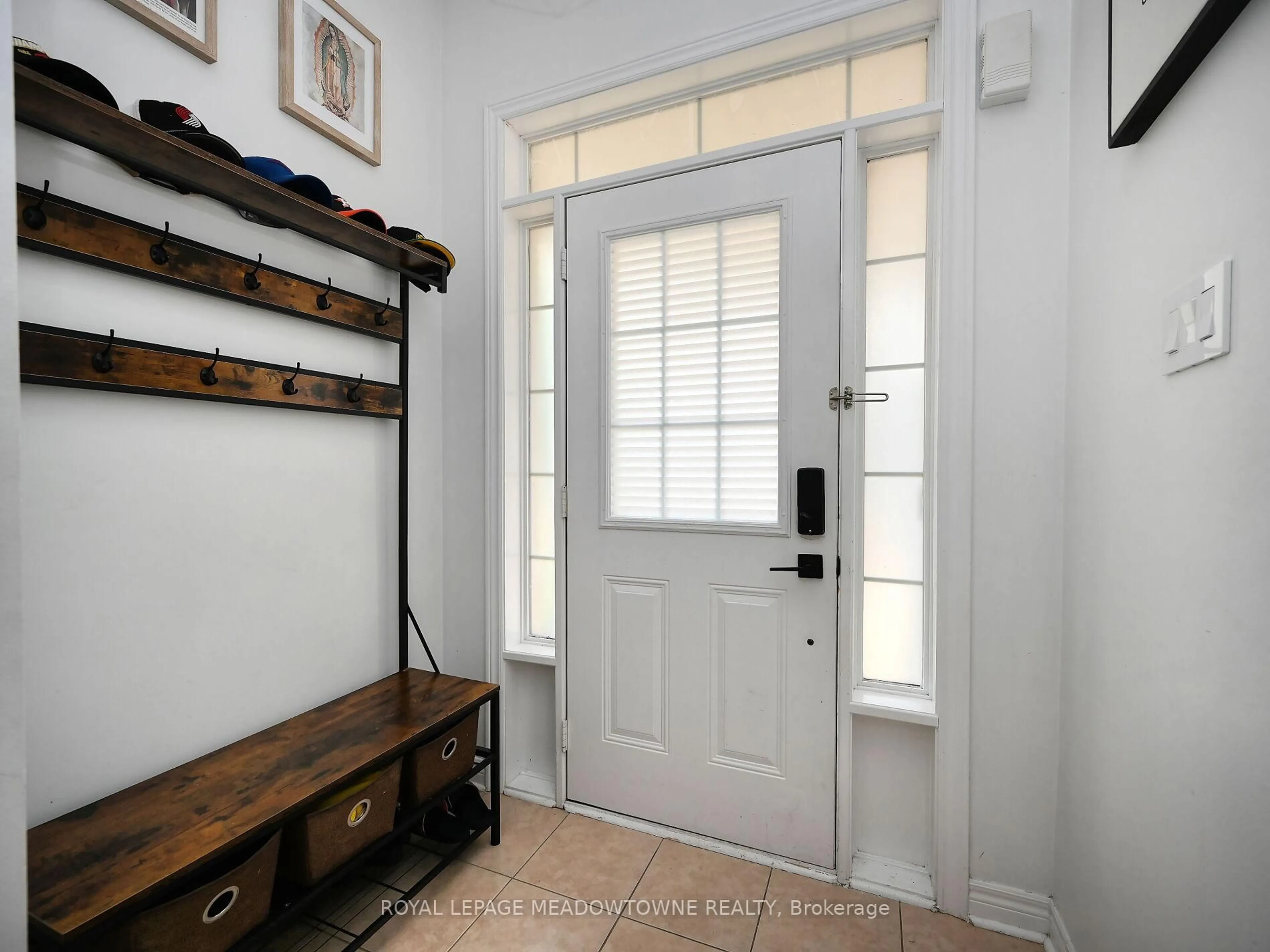 Indoor entryway for 906 Oasis Dr, Mississauga Ontario L5V 0C7