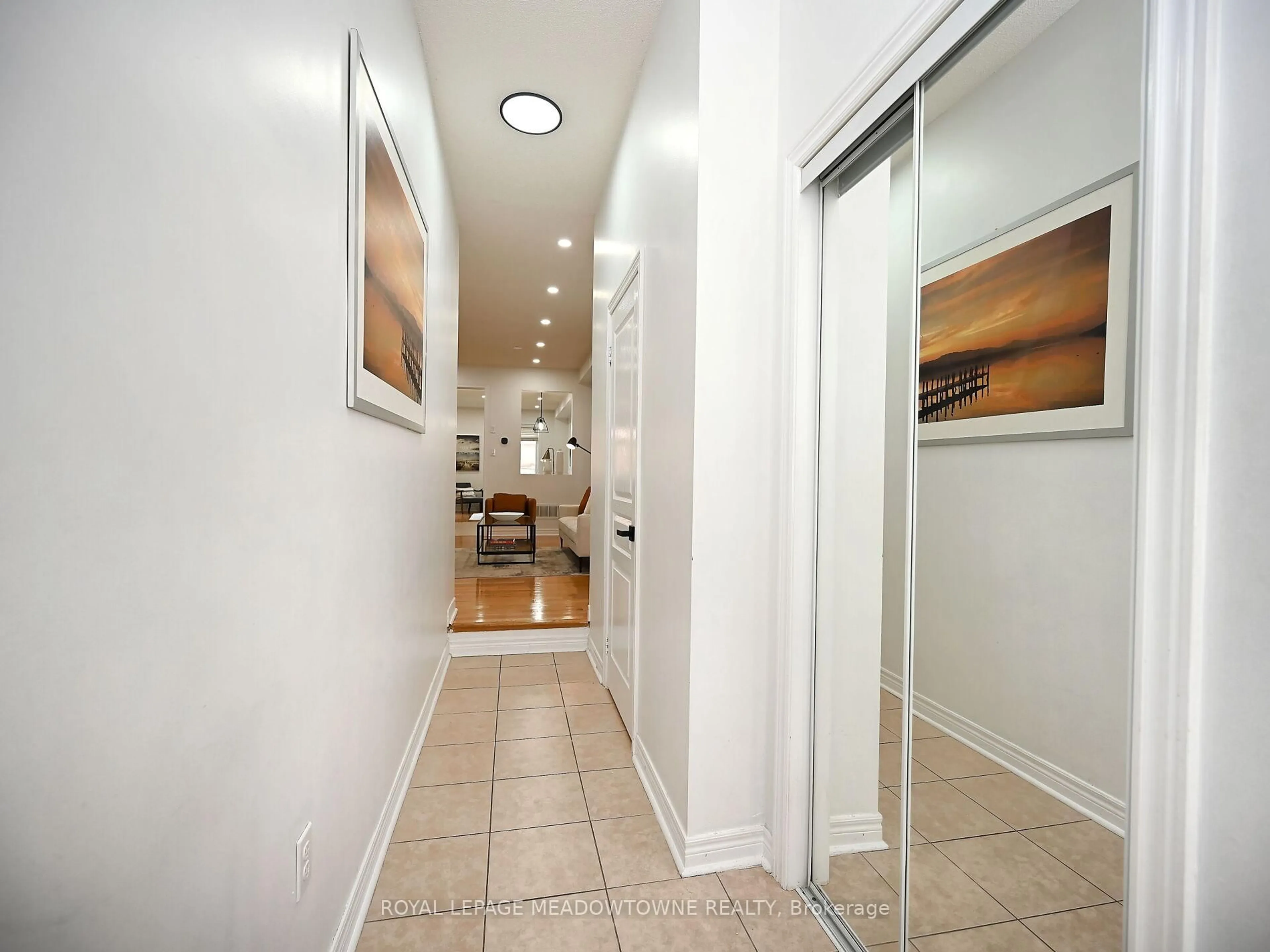 Indoor foyer for 906 Oasis Dr, Mississauga Ontario L5V 0C7
