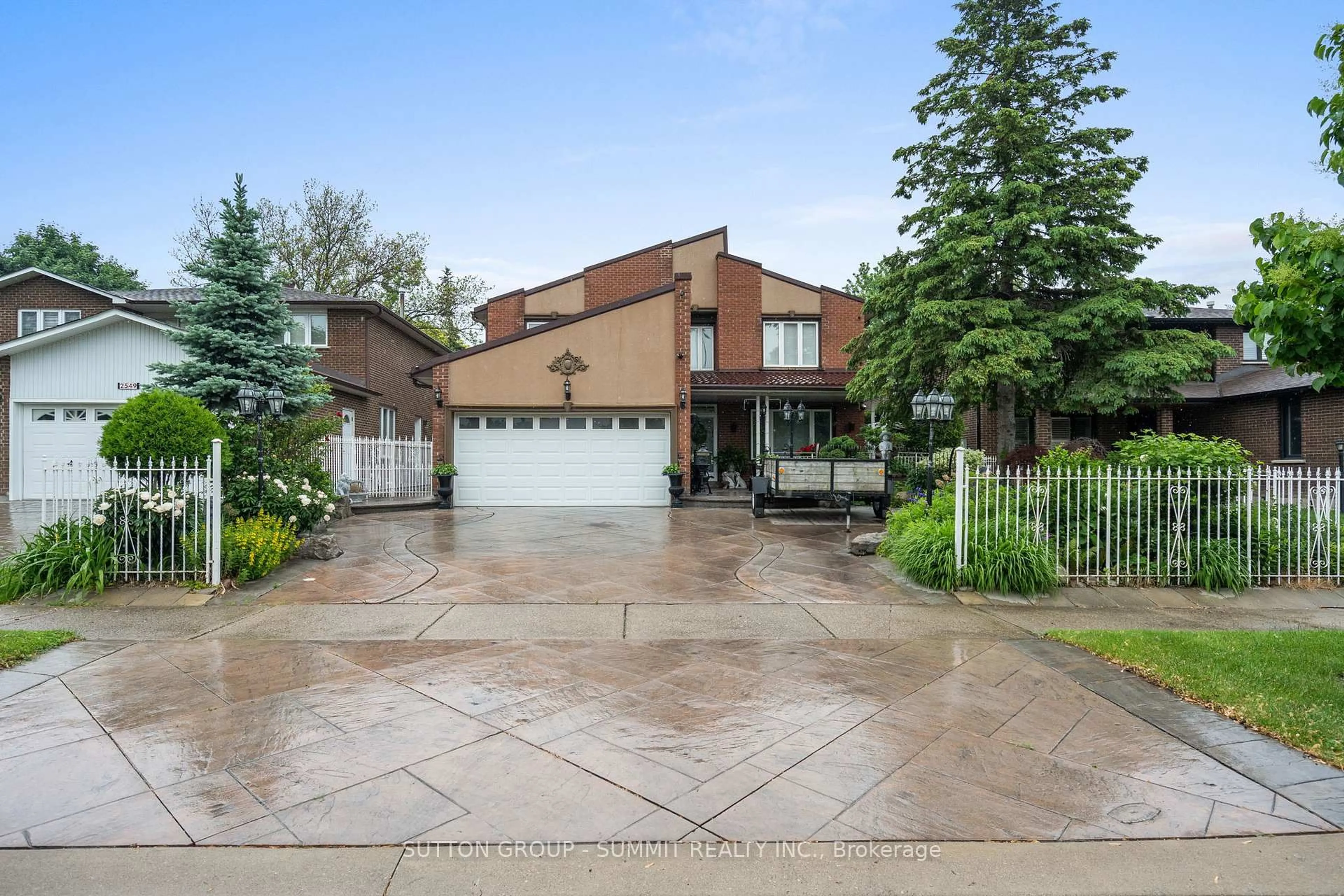Home with brick exterior material, street for 2545 Pollard Dr, Mississauga Ontario L5C 3G9