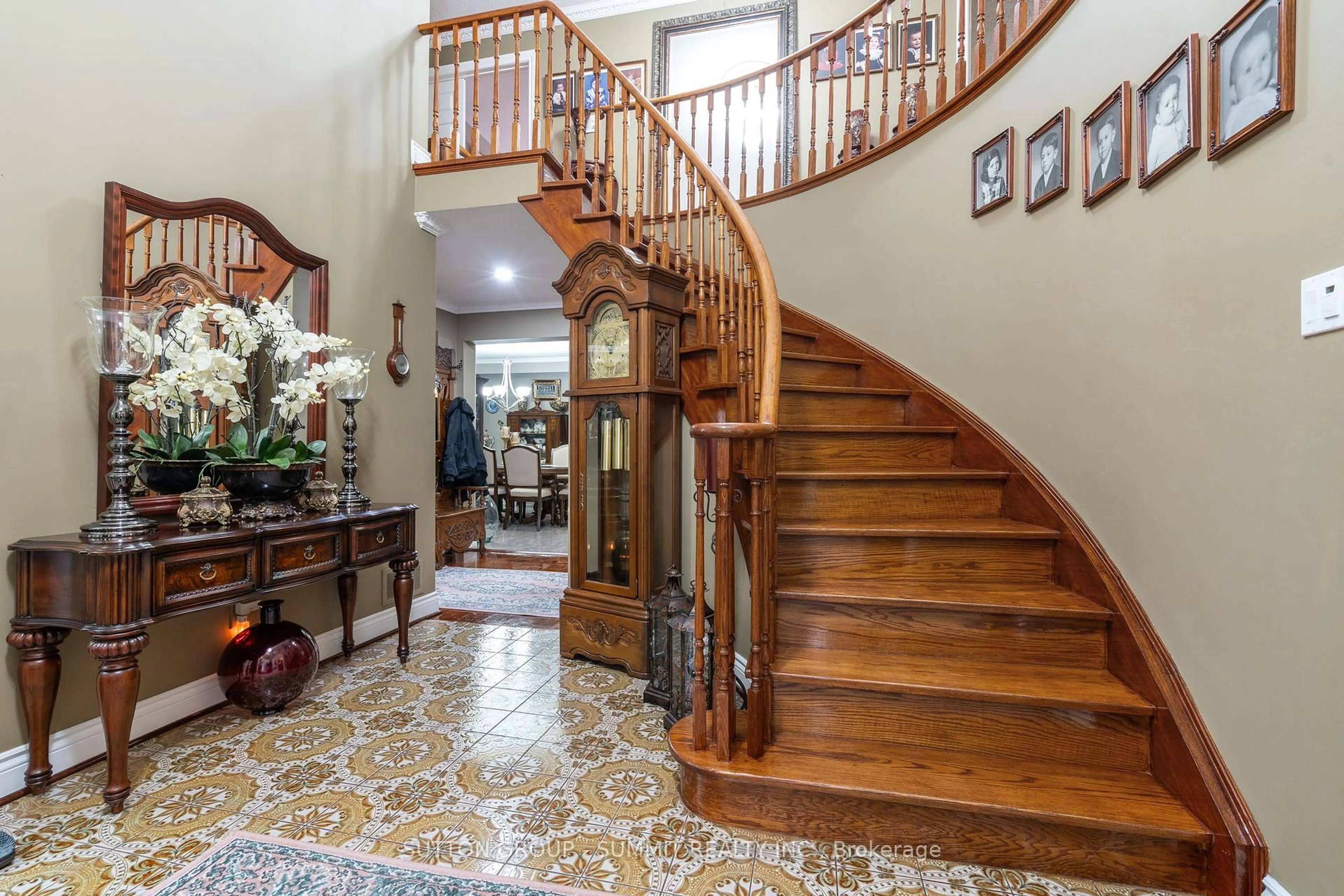 Indoor foyer for 2545 Pollard Dr, Mississauga Ontario L5C 3G9