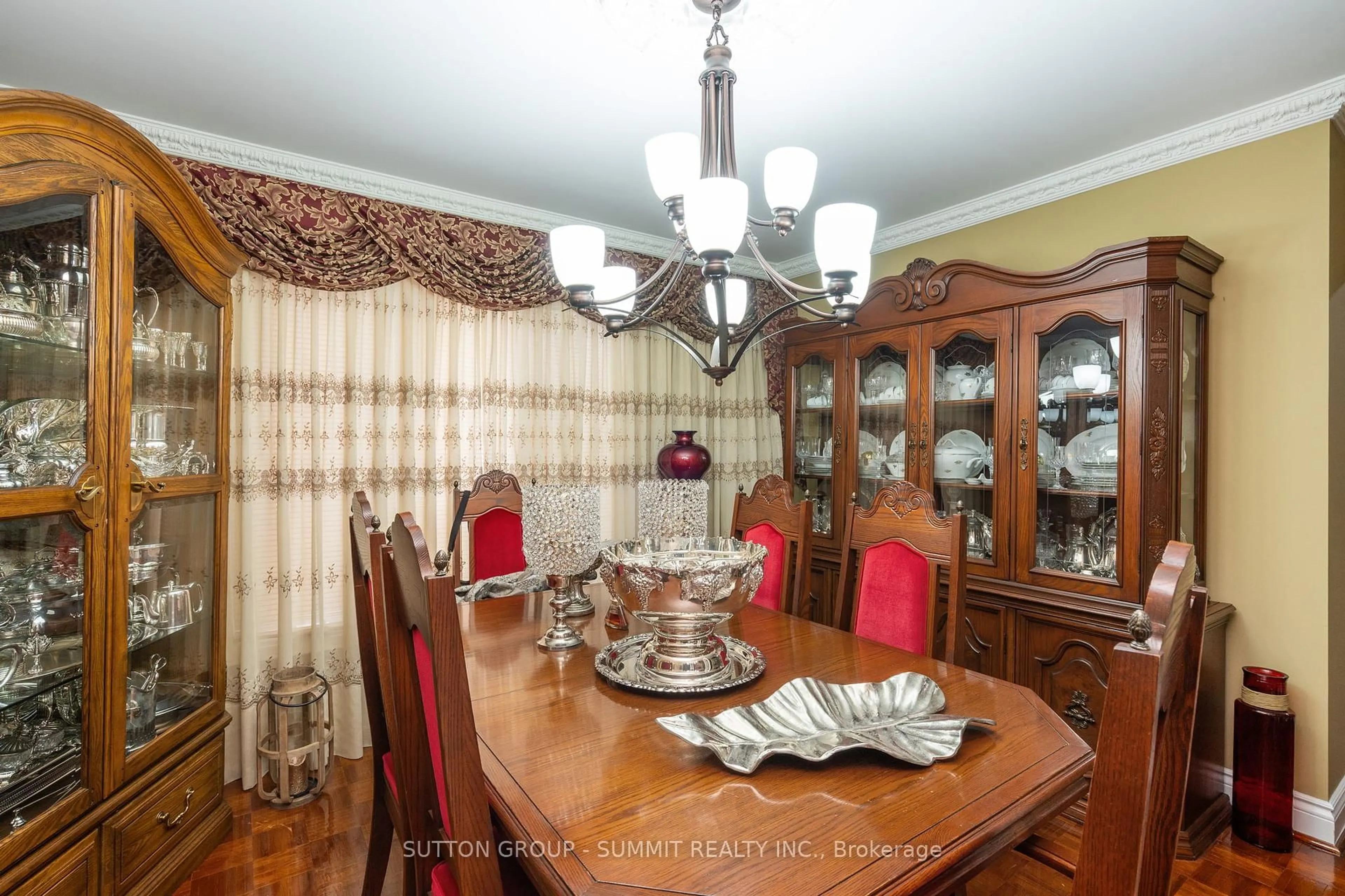 Dining room, wood/laminate floor for 2545 Pollard Dr, Mississauga Ontario L5C 3G9