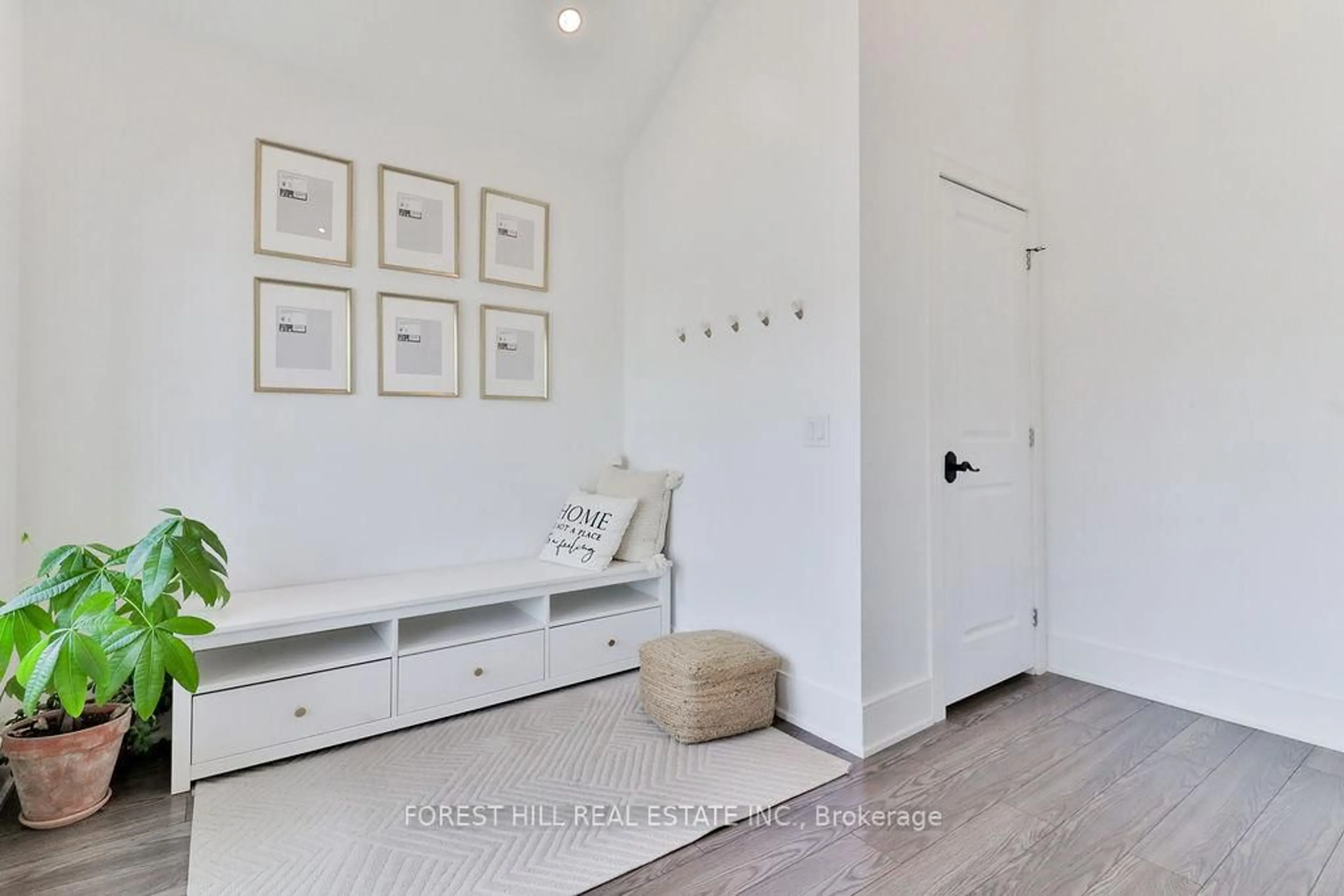 Indoor entryway for 112 Thirtieth St, Toronto Ontario M8W 3B8