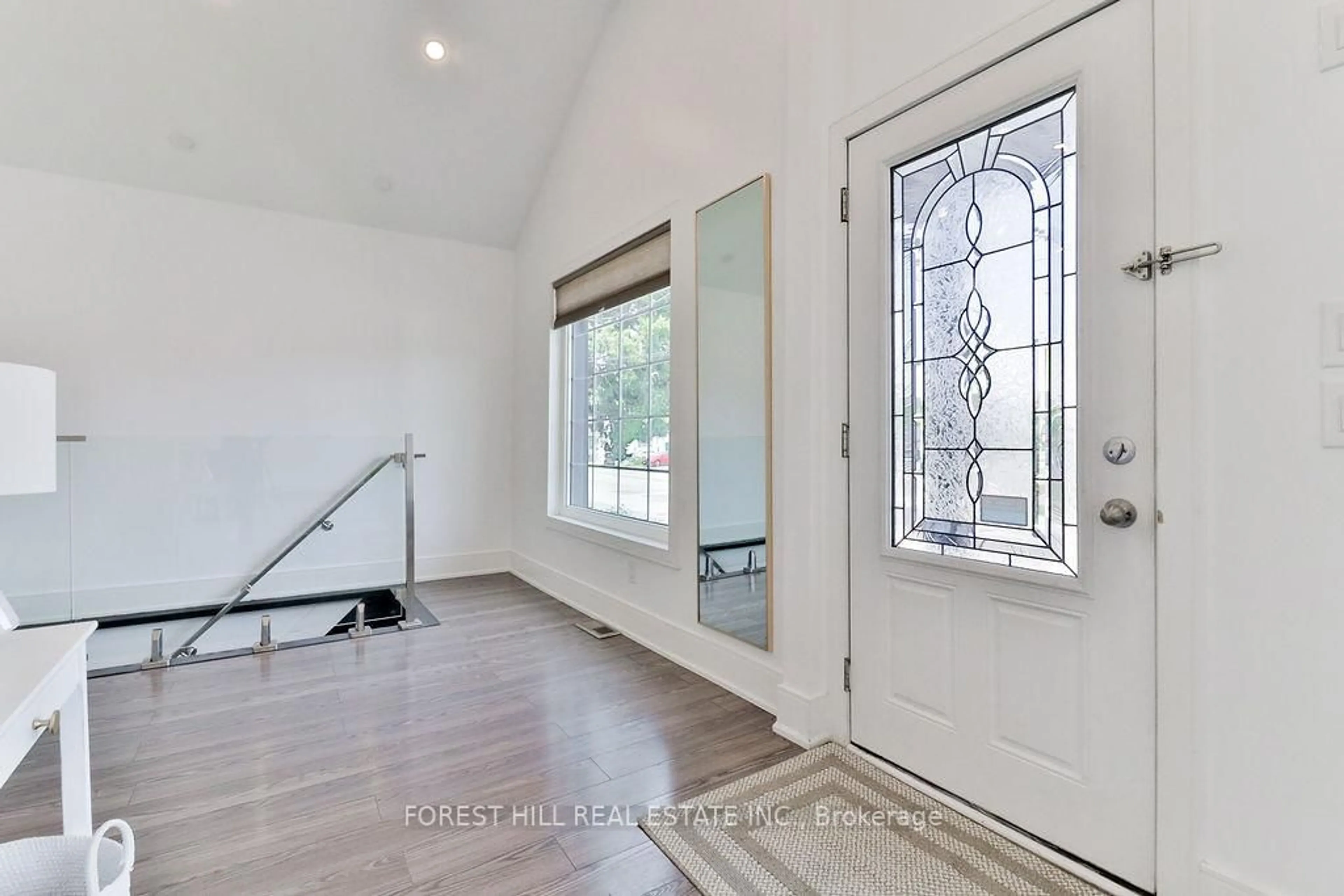 Indoor entryway for 112 Thirtieth St, Toronto Ontario M8W 3B8