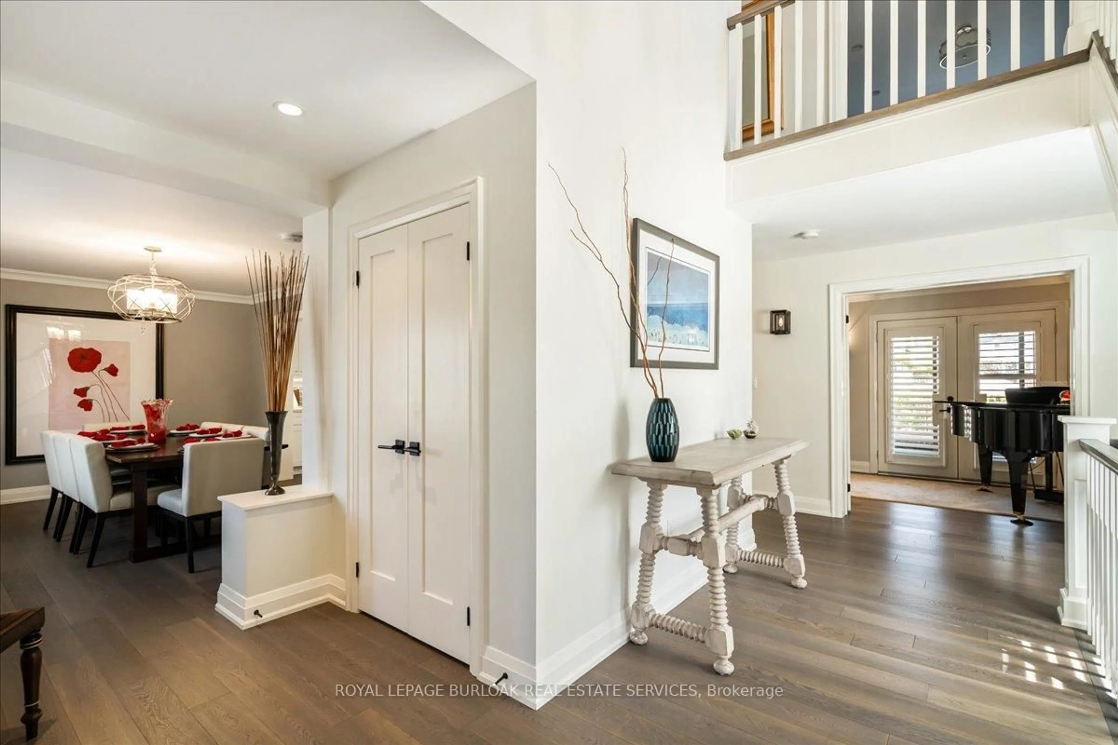 Indoor entryway for 573 Woodland Ave, Burlington Ontario L7R 2S3