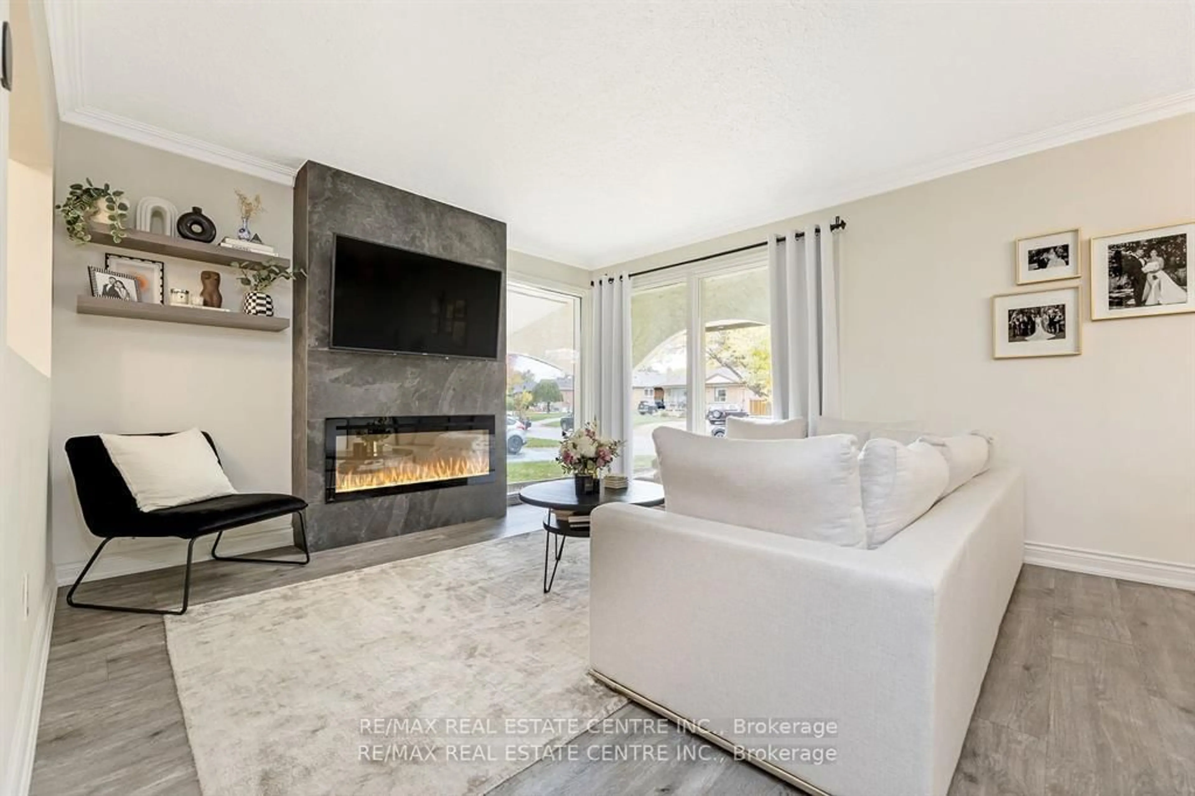 Living room with furniture, unknown for 2176 Sunnydale Dr, Burlington Ontario L7P 1E7