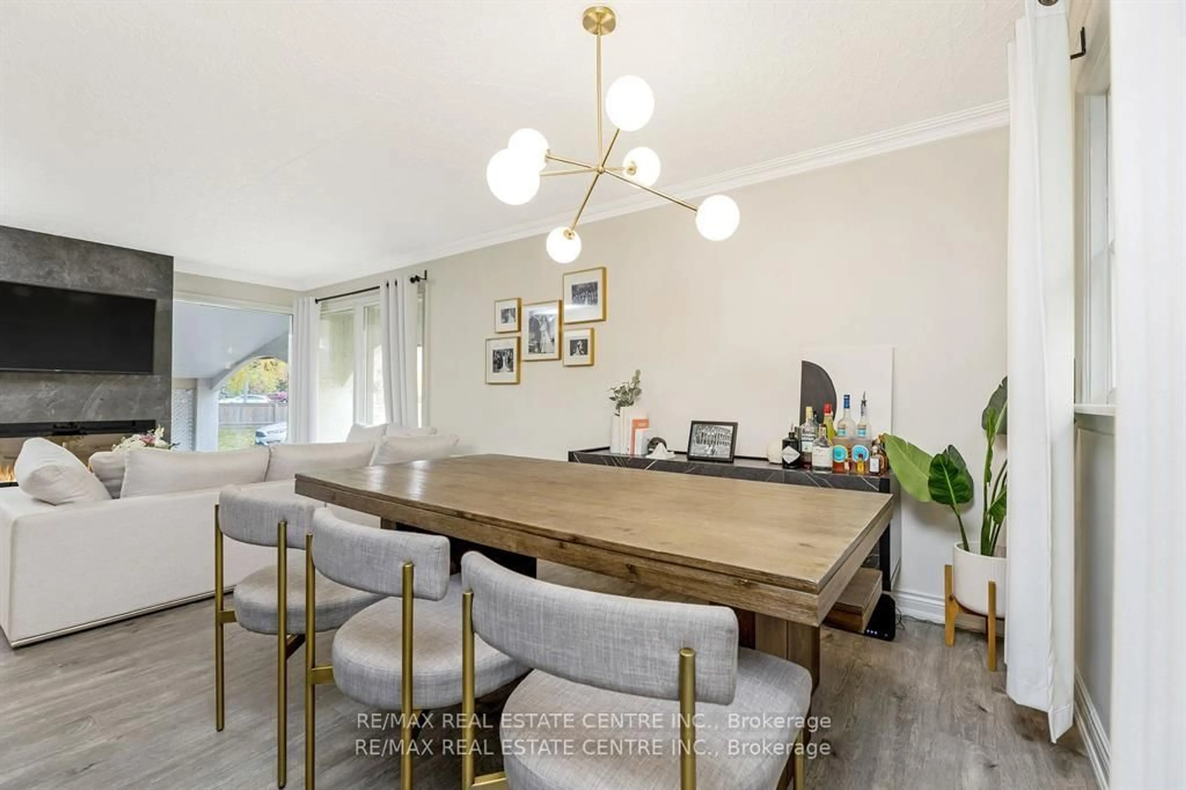 Dining room, wood/laminate floor for 2176 Sunnydale Dr, Burlington Ontario L7P 1E7