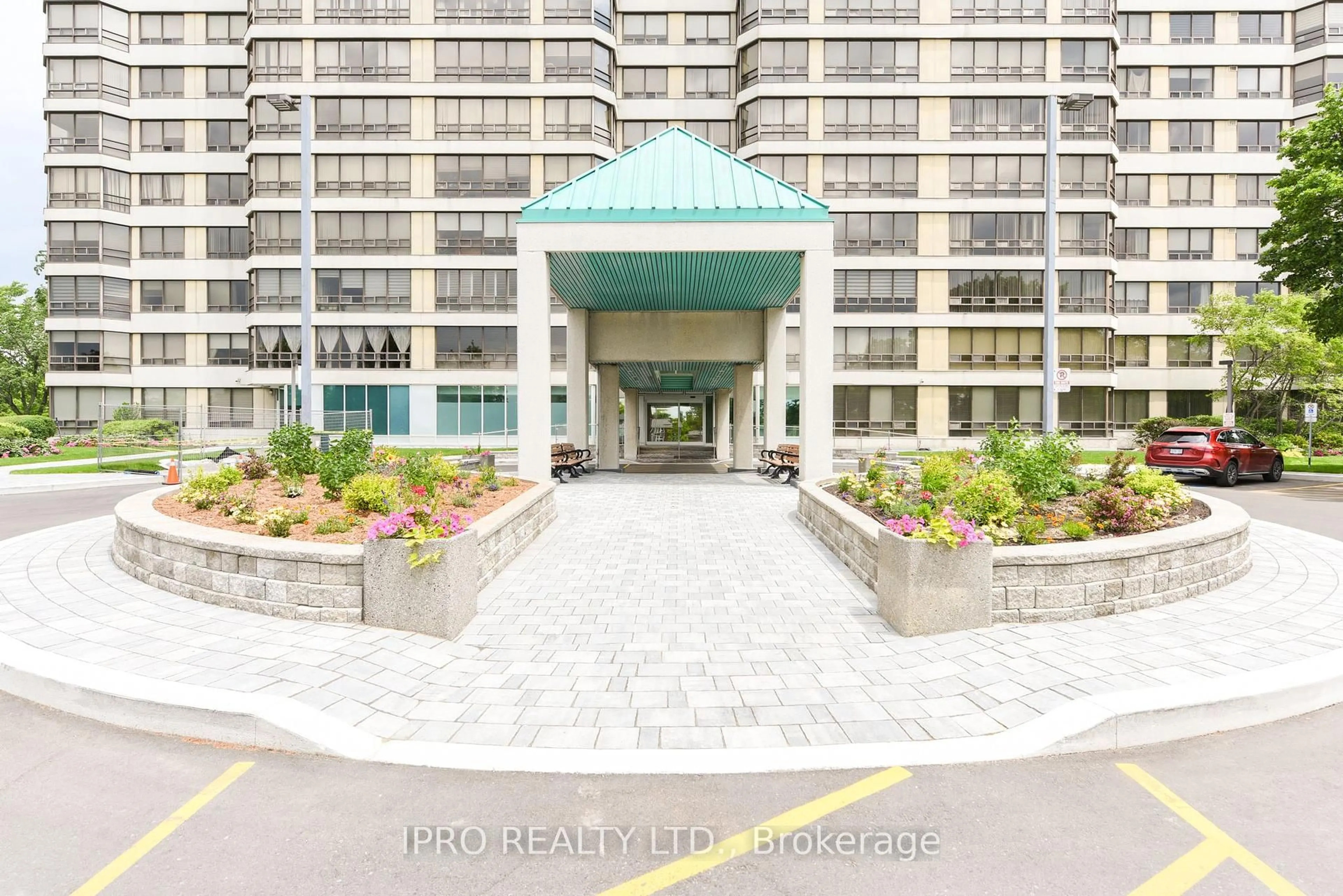 Indoor foyer for 330 Mill St #1108, Brampton Ontario L6Y 3V3
