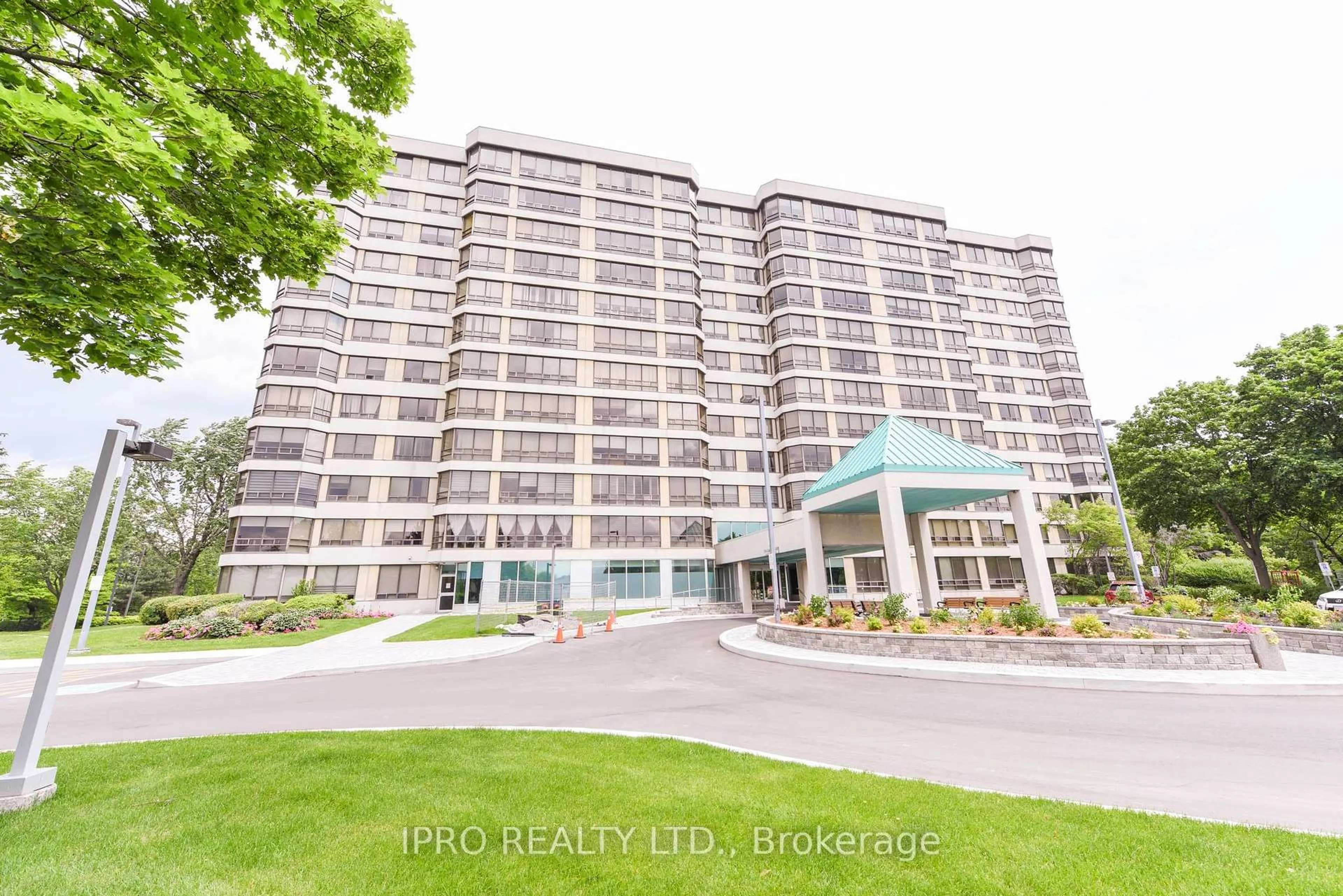 Indoor foyer for 330 Mill St #1108, Brampton Ontario L6Y 3V3