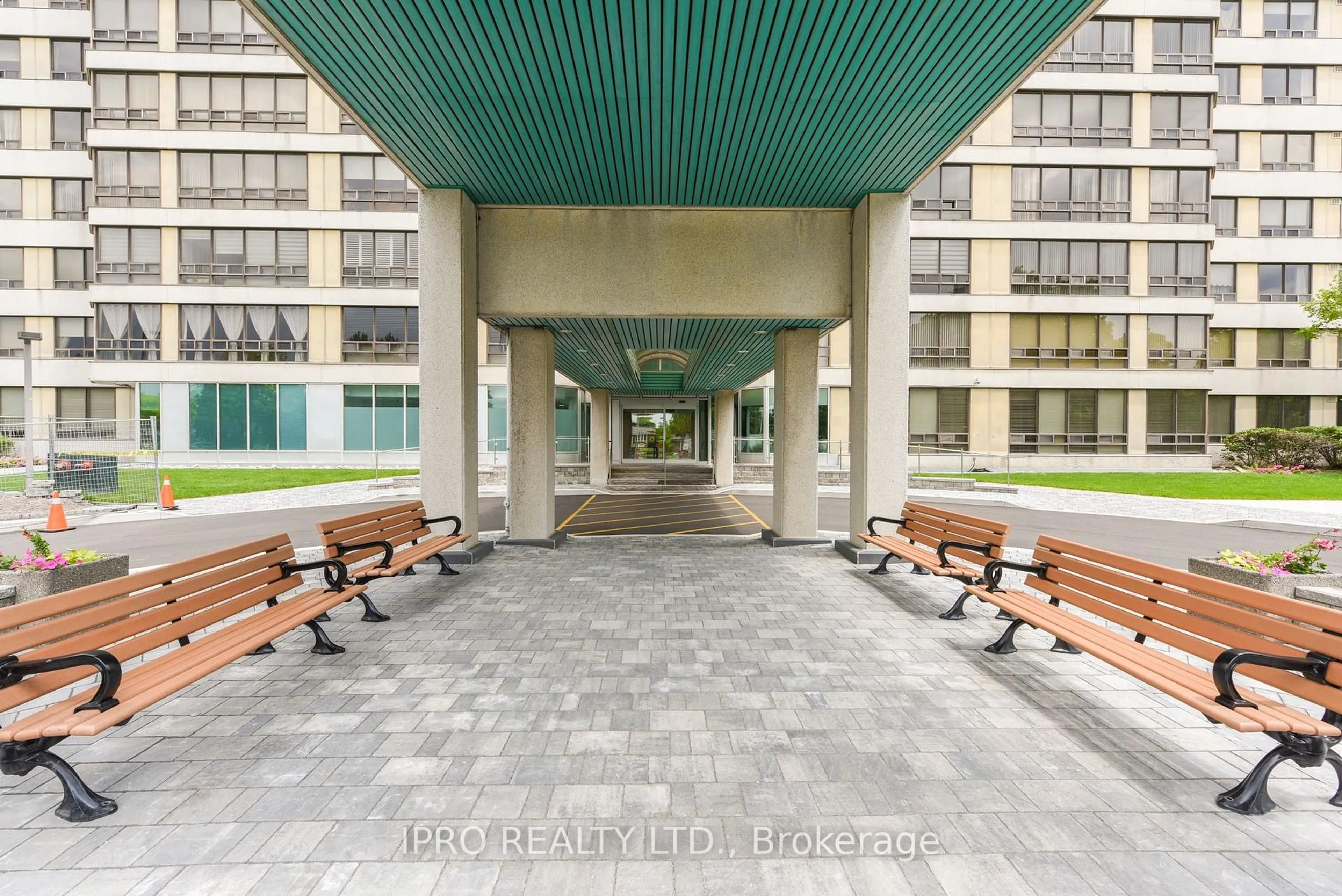 Patio, building for 330 Mill St #1108, Brampton Ontario L6Y 3V3