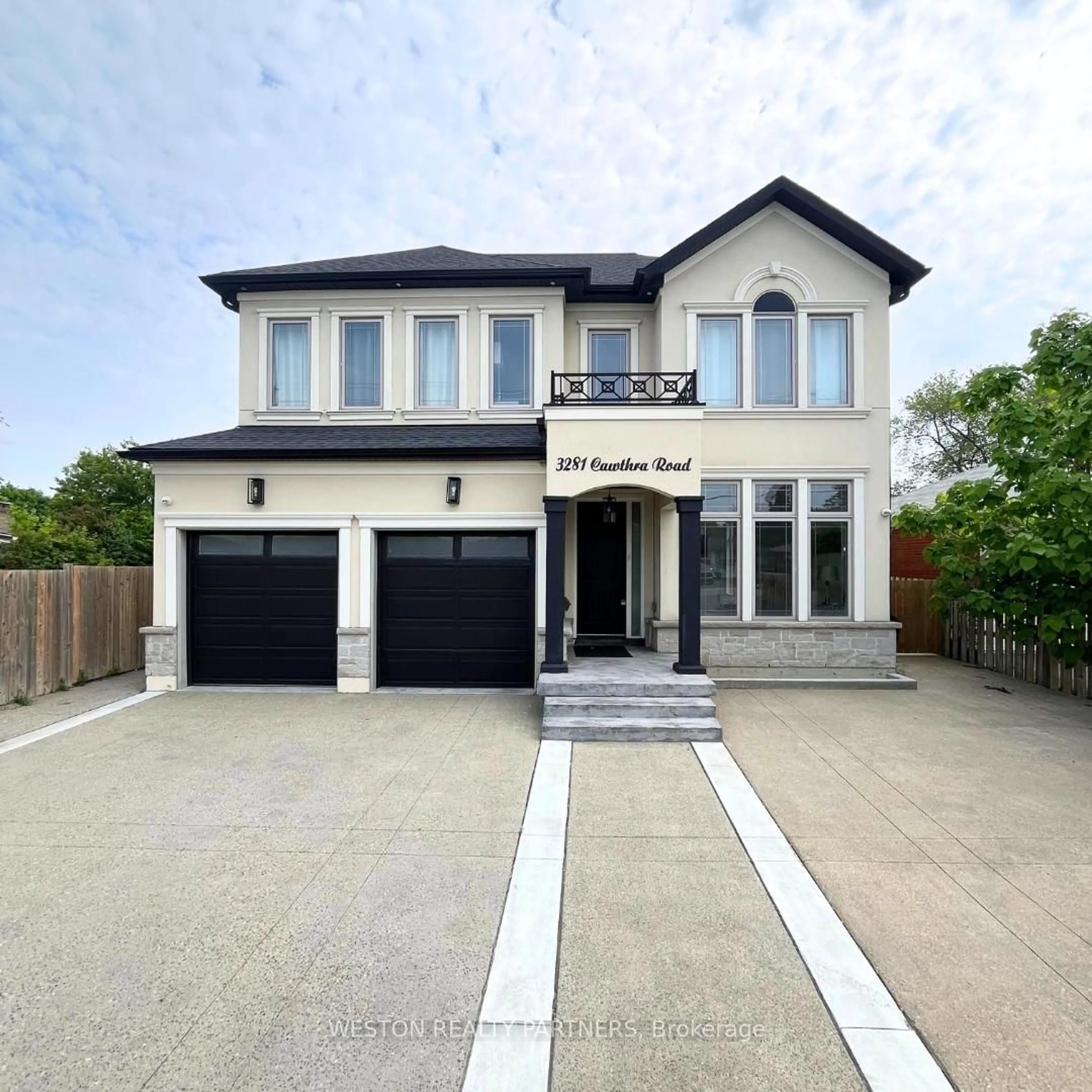 Home with brick exterior material, street for 3281 Cawthra Rd, Mississauga Ontario L5A 2X4