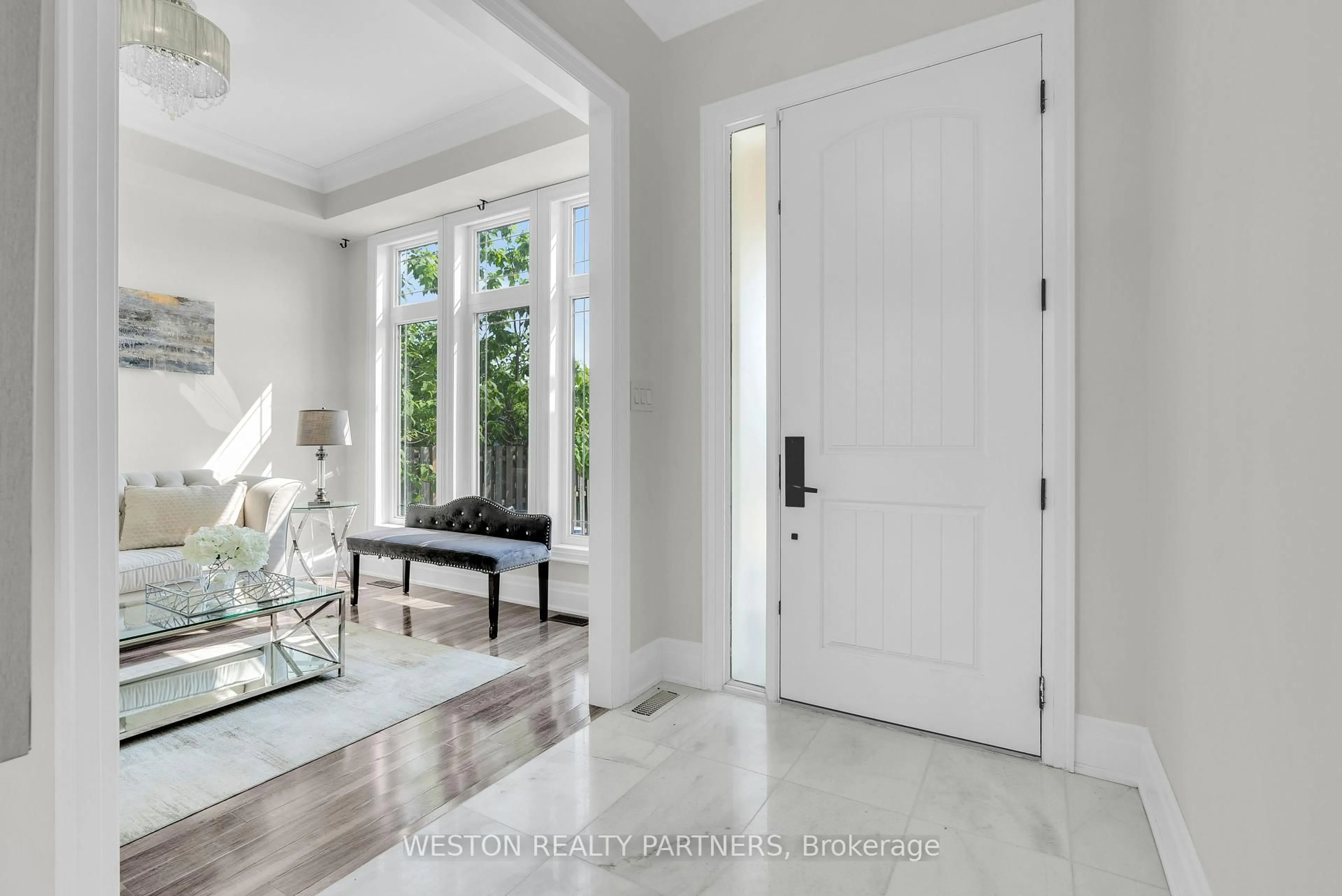 Indoor entryway for 3281 Cawthra Rd, Mississauga Ontario L5A 2X4