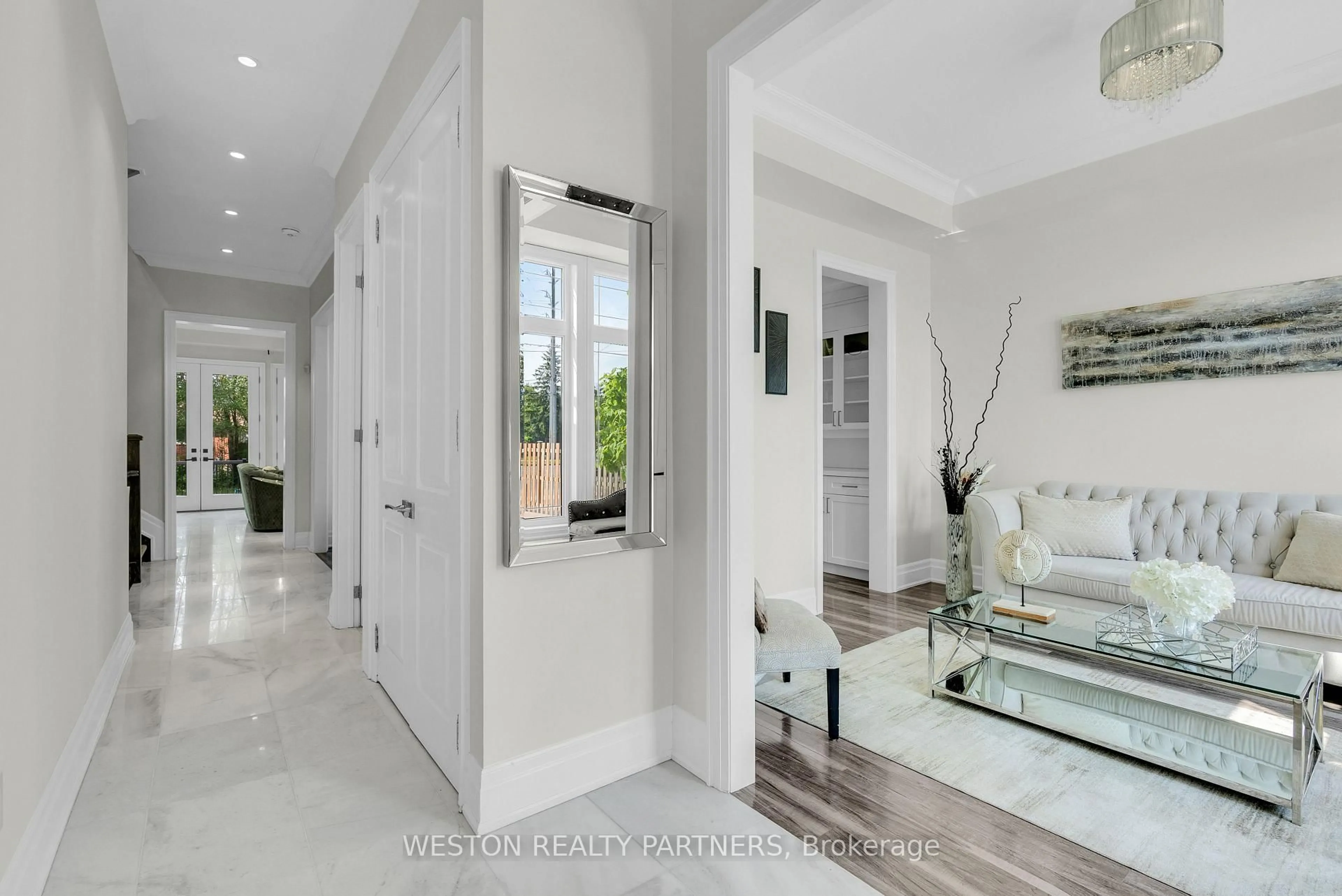 Indoor entryway for 3281 Cawthra Rd, Mississauga Ontario L5A 2X4