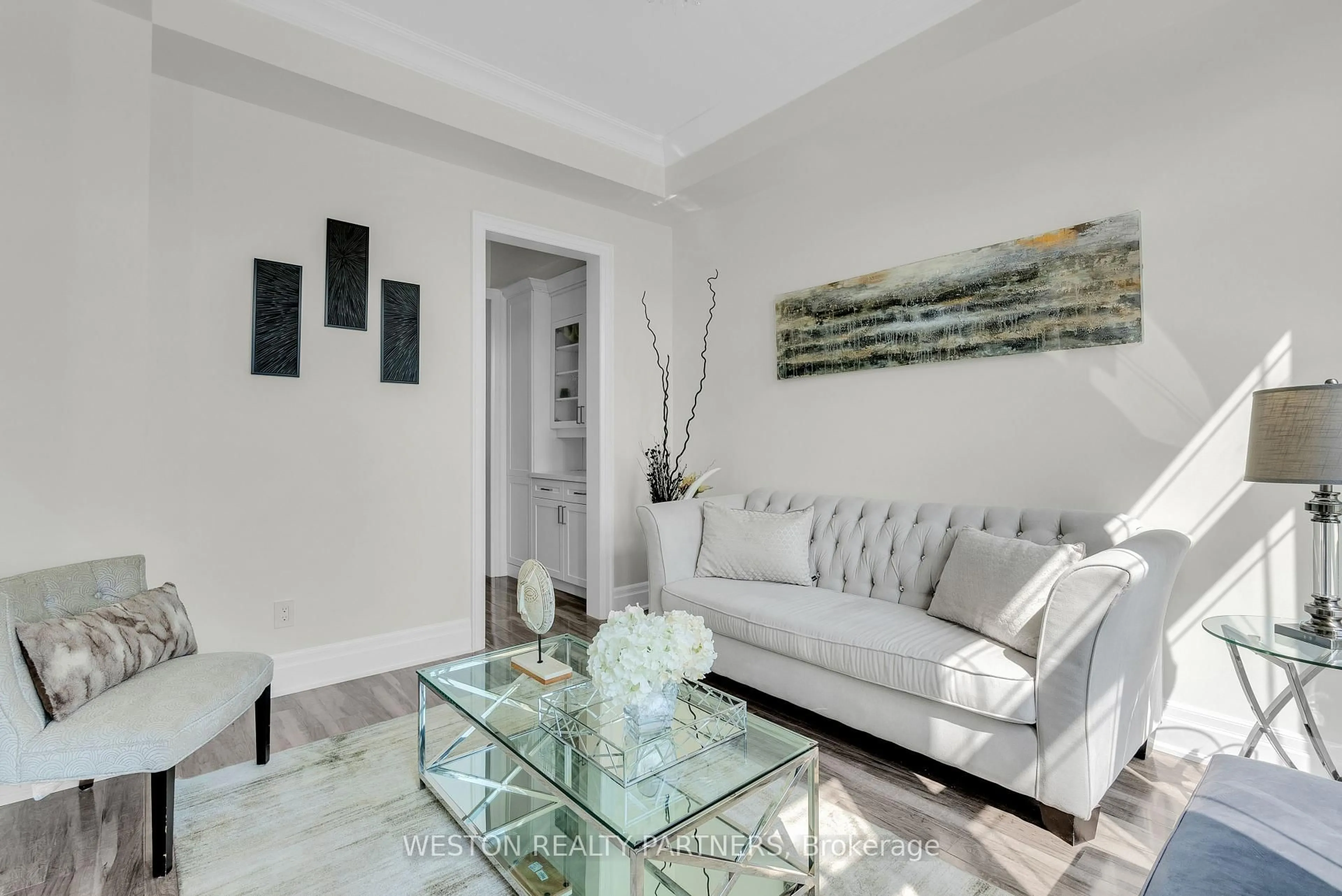 Living room with furniture, unknown for 3281 Cawthra Rd, Mississauga Ontario L5A 2X4