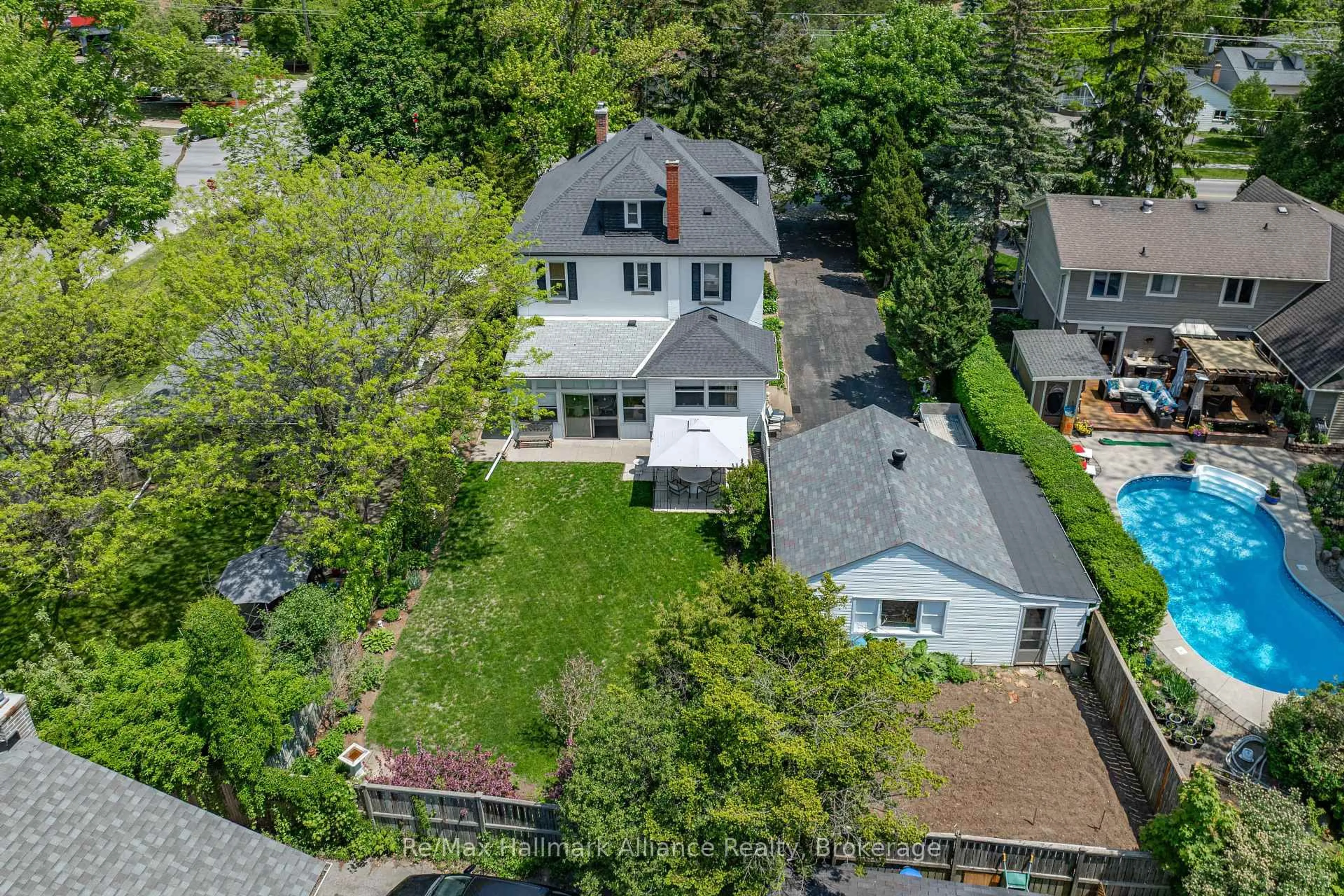 A pic from outside/outdoor area/front of a property/back of a property/a pic from drone, street for 478 Maple Grove Dr, Oakville Ontario L6J 4W1