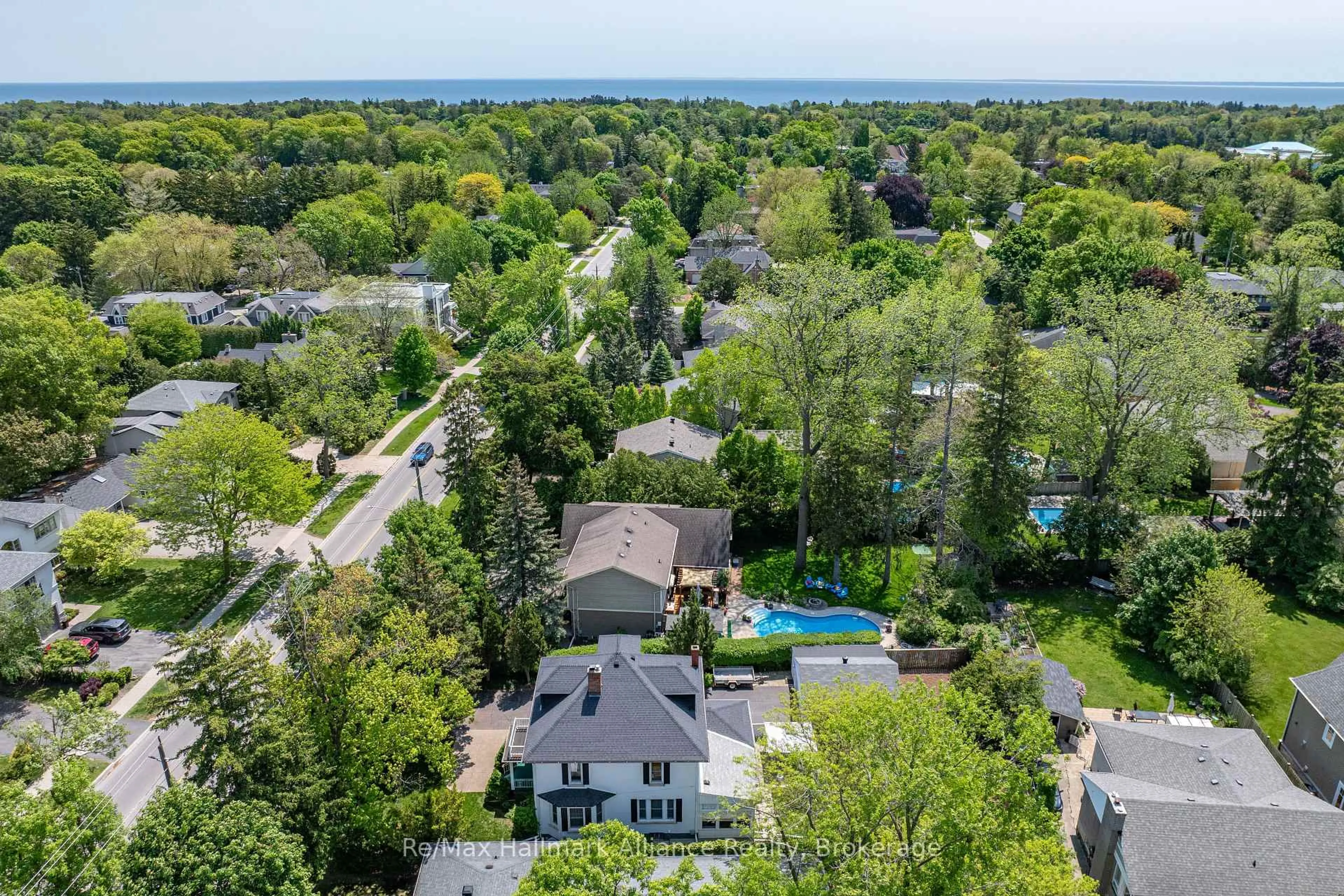A pic from outside/outdoor area/front of a property/back of a property/a pic from drone, water/lake/river/ocean view for 478 Maple Grove Dr, Oakville Ontario L6J 4W1