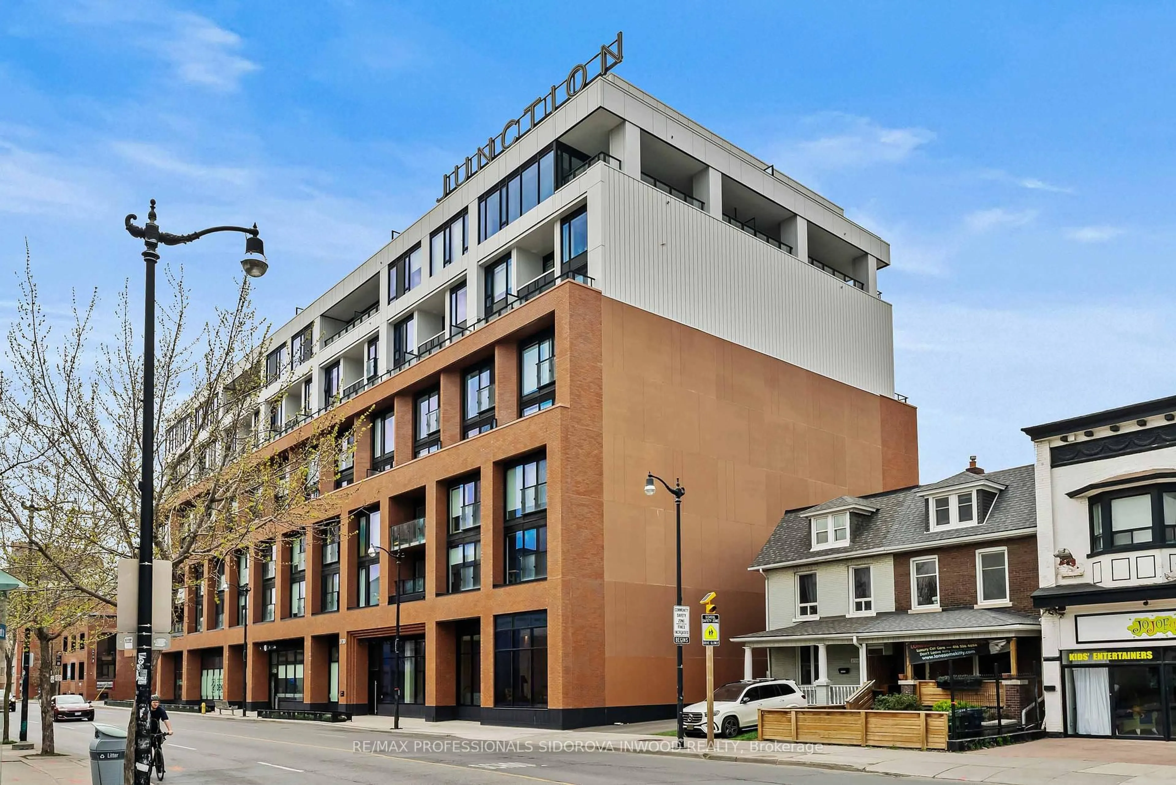 Unknown for 2720 Dundas St #606, Toronto Ontario M6P 1Y2