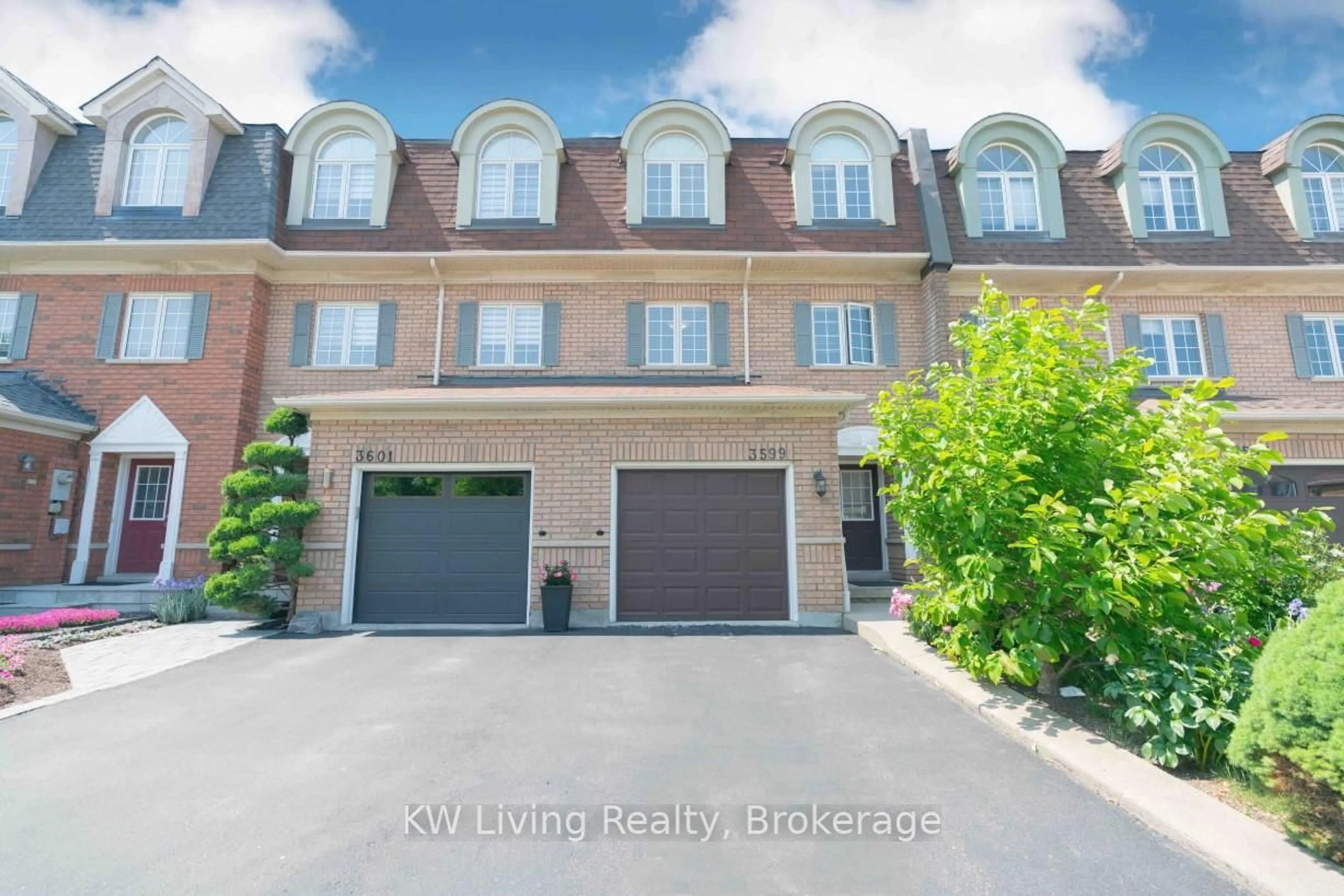 A pic from outside/outdoor area/front of a property/back of a property/a pic from drone, water/lake/river/ocean view for 3599 Southwick St, Mississauga Ontario L5M 7N9