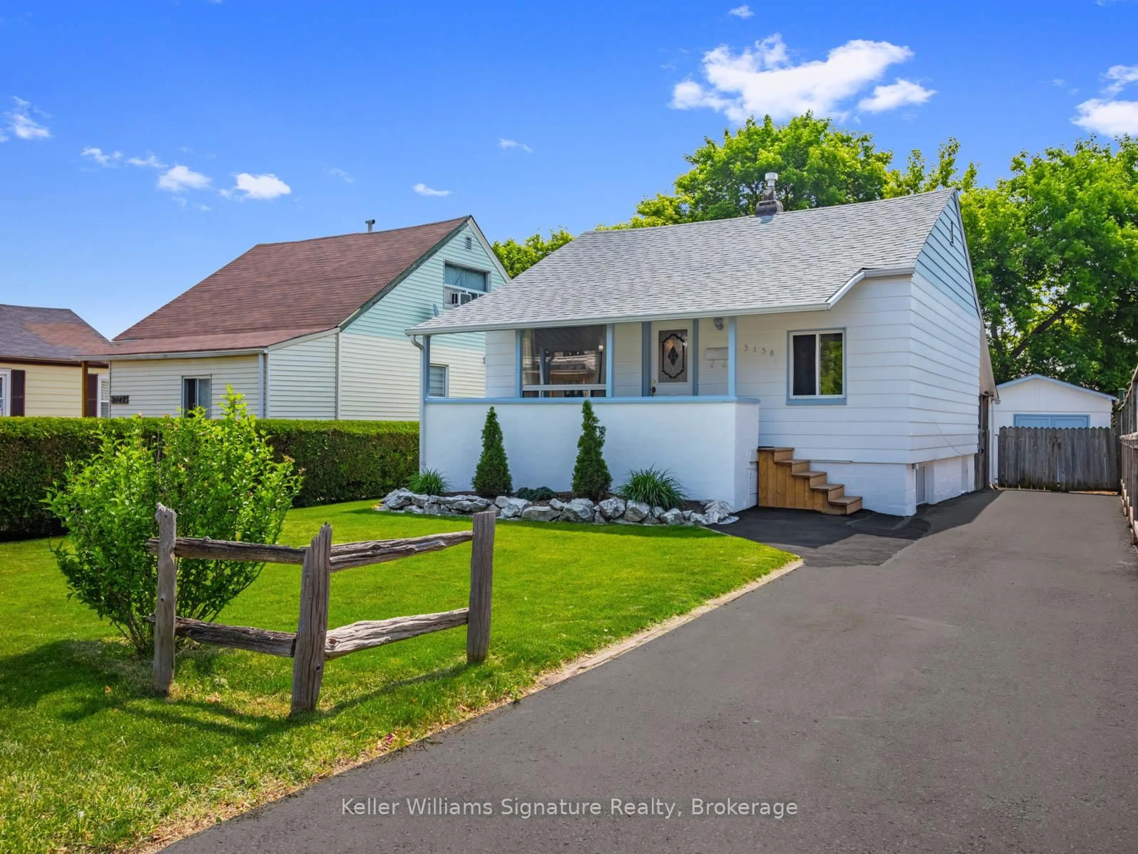 A pic from outside/outdoor area/front of a property/back of a property/a pic from drone, street for 3138 Merritt Ave, Mississauga Ontario L4T 1P3