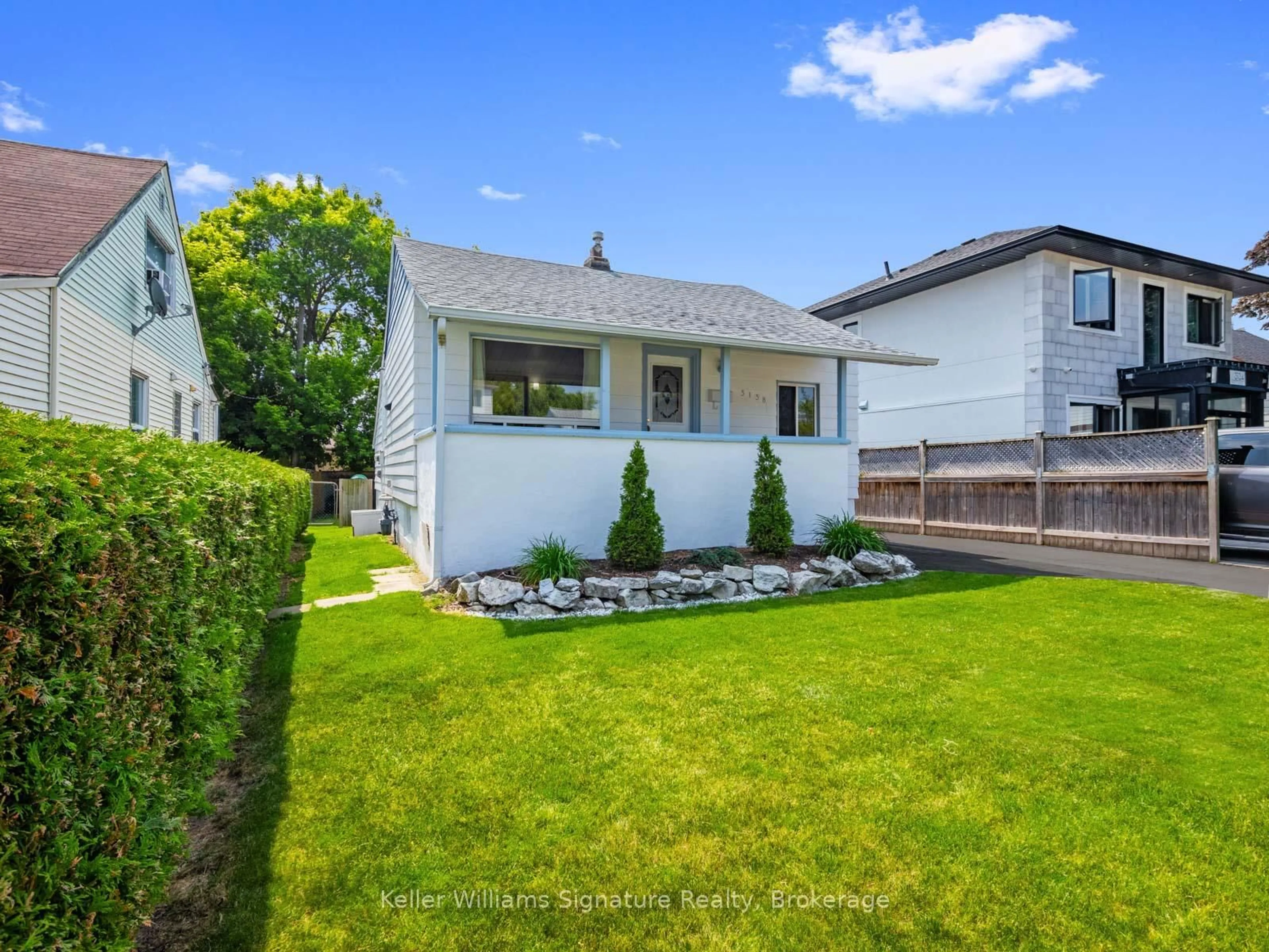 Home with vinyl exterior material, street for 3138 Merritt Ave, Mississauga Ontario L4T 1P3