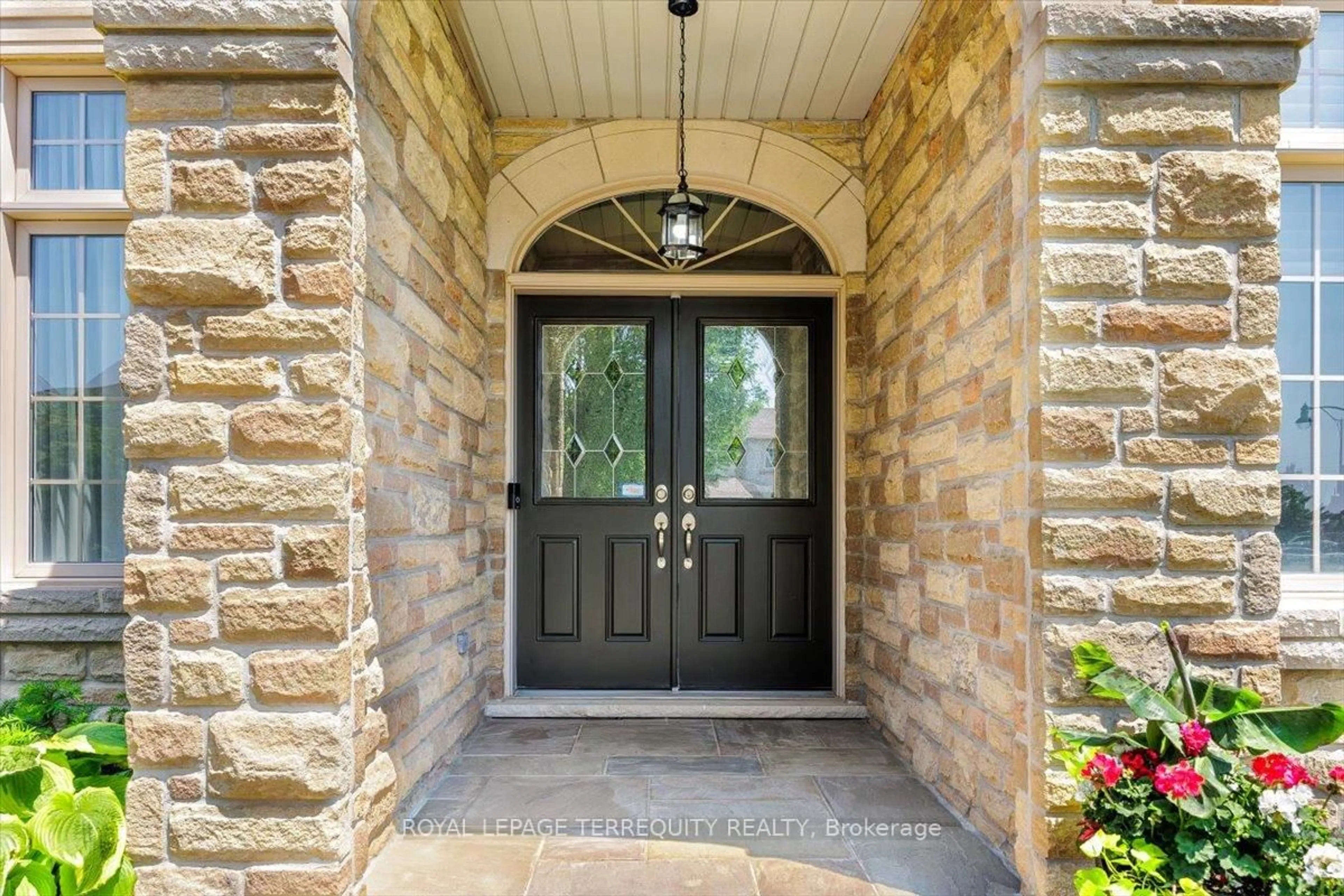 Indoor entryway for 113 Royal West Dr, Brampton Ontario L6X 0V4