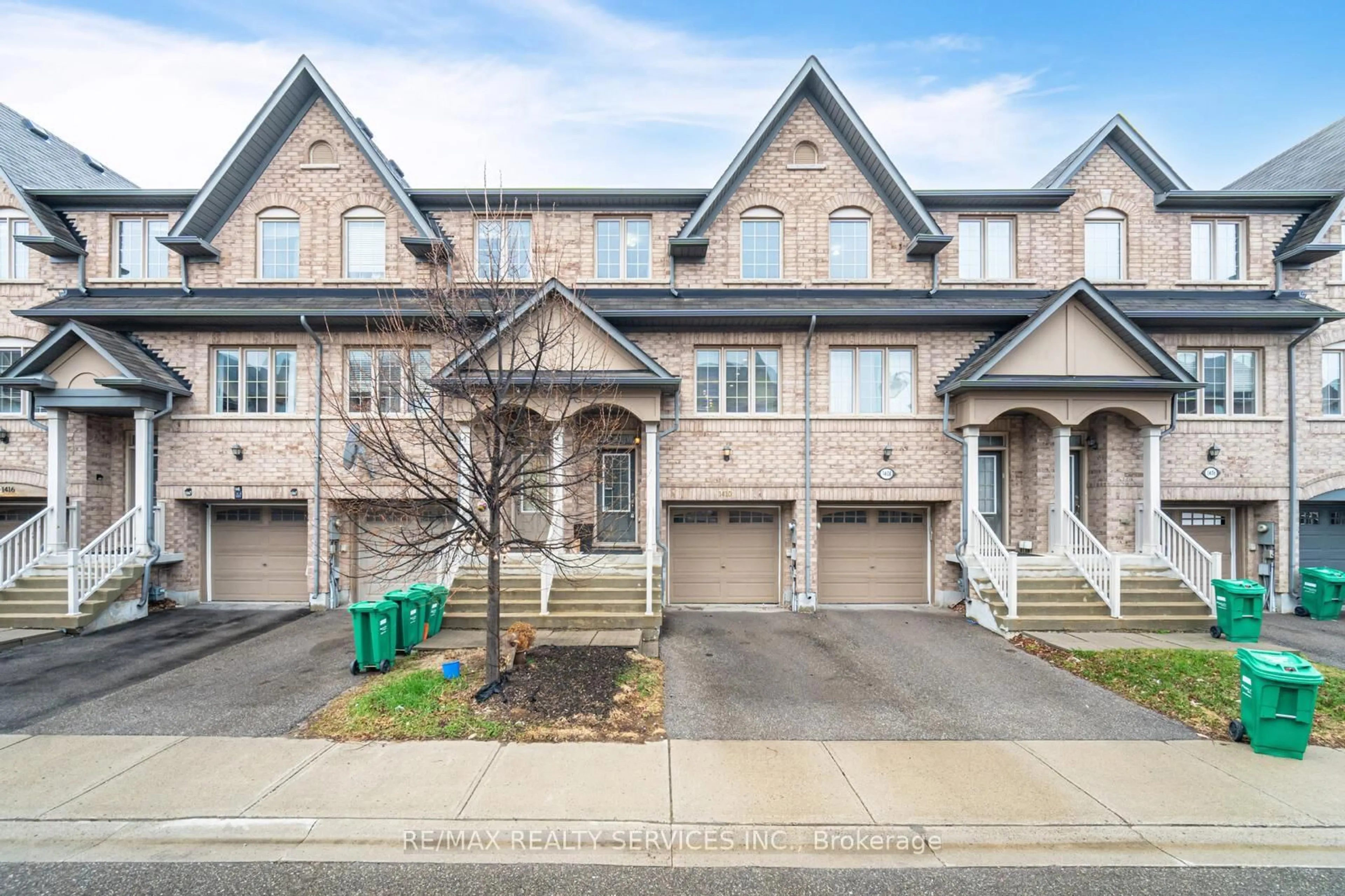 A pic from outside/outdoor area/front of a property/back of a property/a pic from drone, street for 1410 Granrock Cres, Mississauga Ontario L5V 0E1