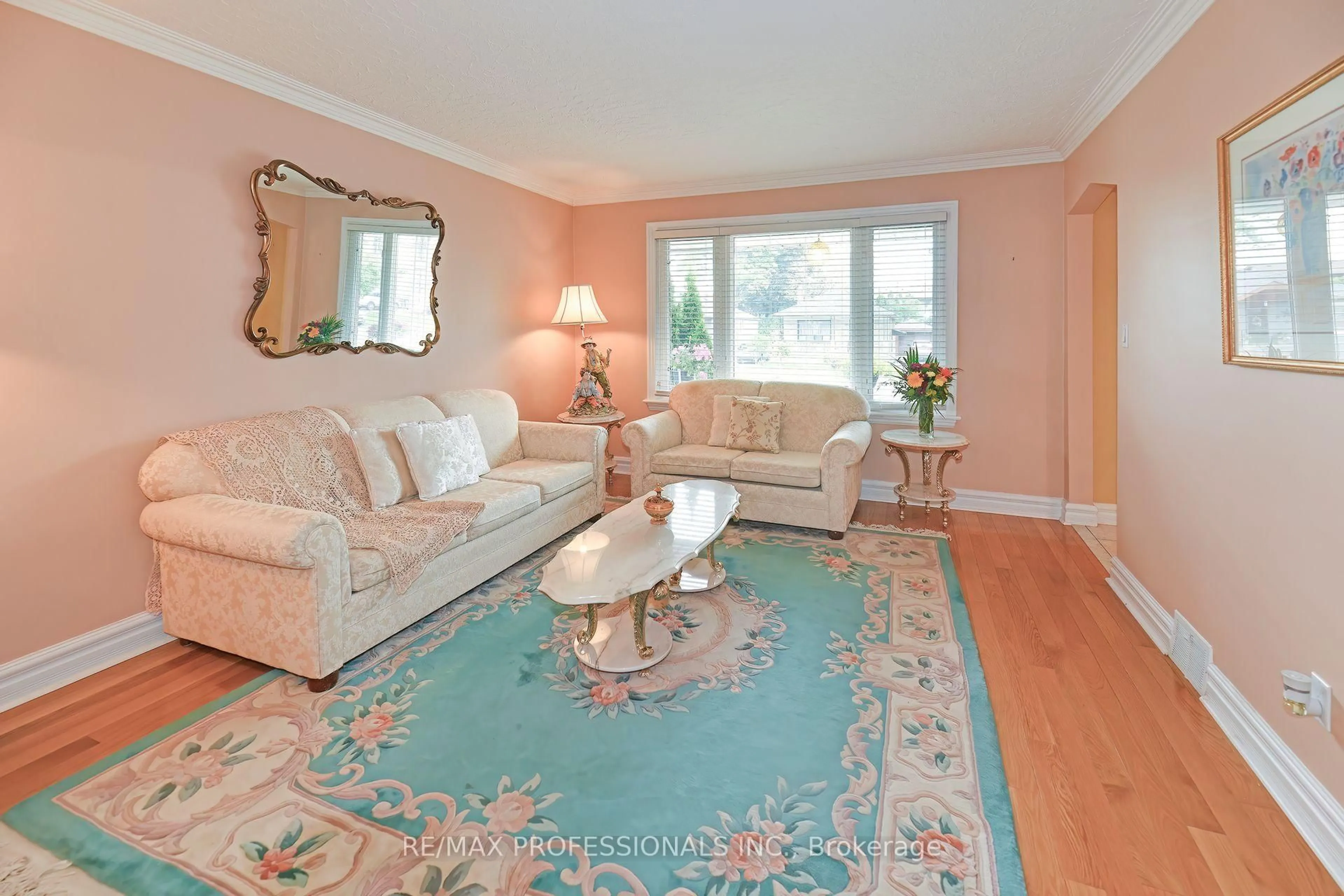 Living room with furniture, unknown for 118 Nordin Ave, Toronto Ontario M8Z 2B3