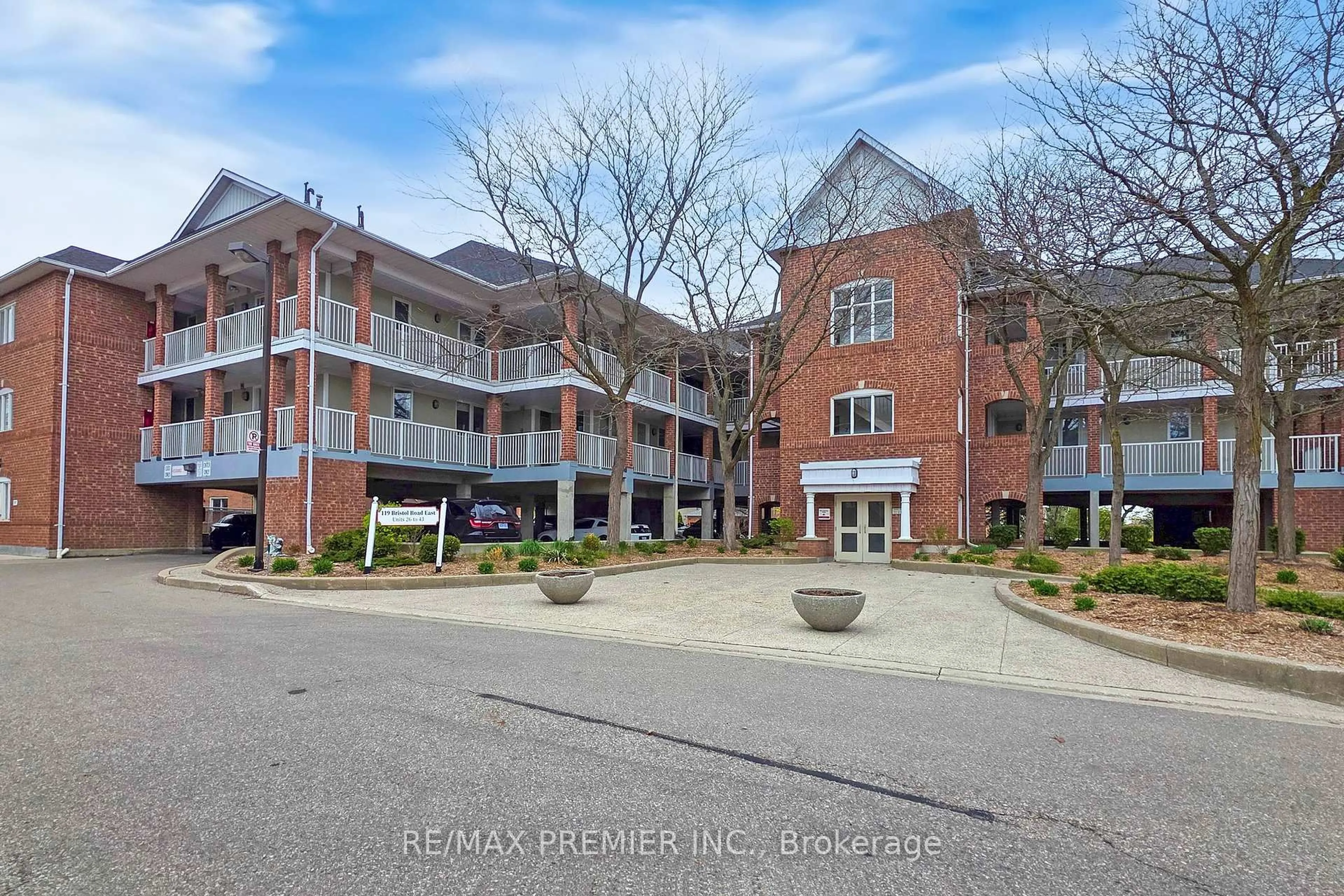 A pic from outside/outdoor area/front of a property/back of a property/a pic from drone, unknown for 119 Bristol Rd #34, Mississauga Ontario L4Z 3P6