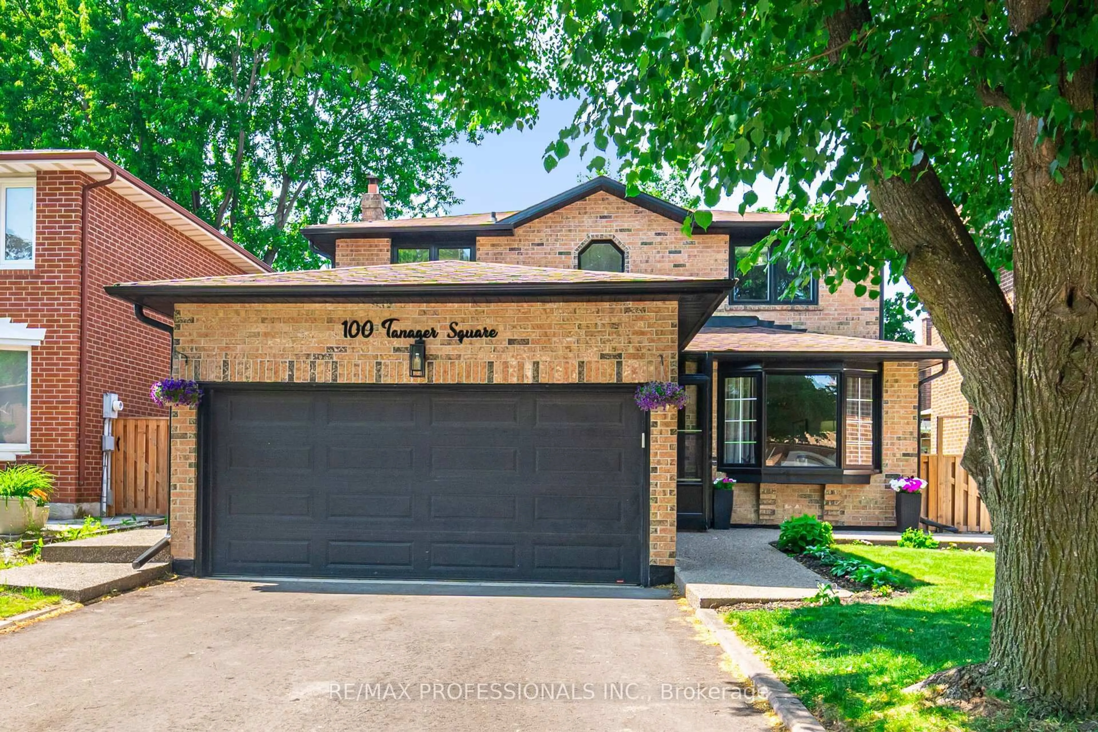 Home with brick exterior material, street for 100 Tanager Sq, Brampton Ontario L6Z 1X2