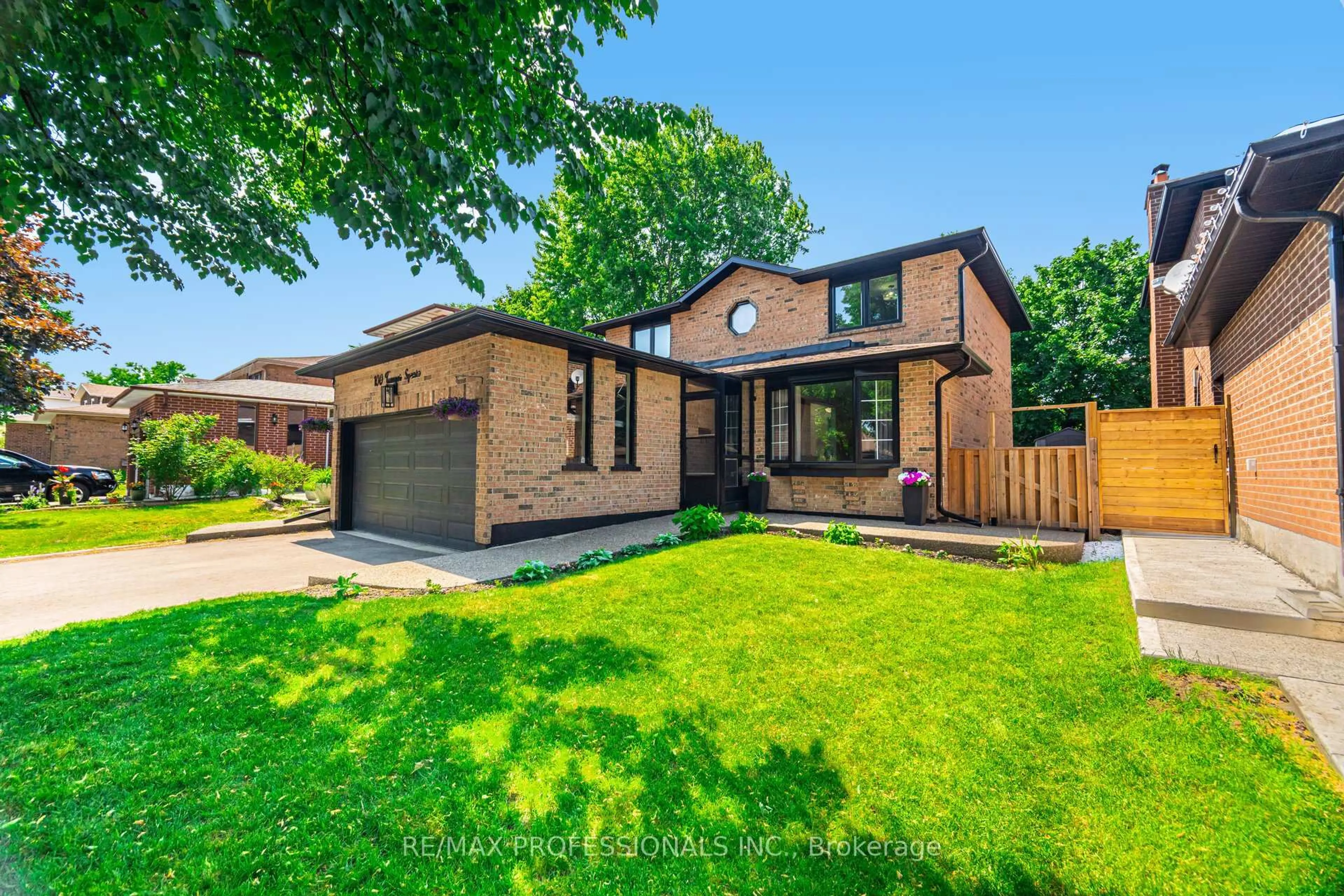 Home with brick exterior material, street for 100 Tanager Sq, Brampton Ontario L6Z 1X2