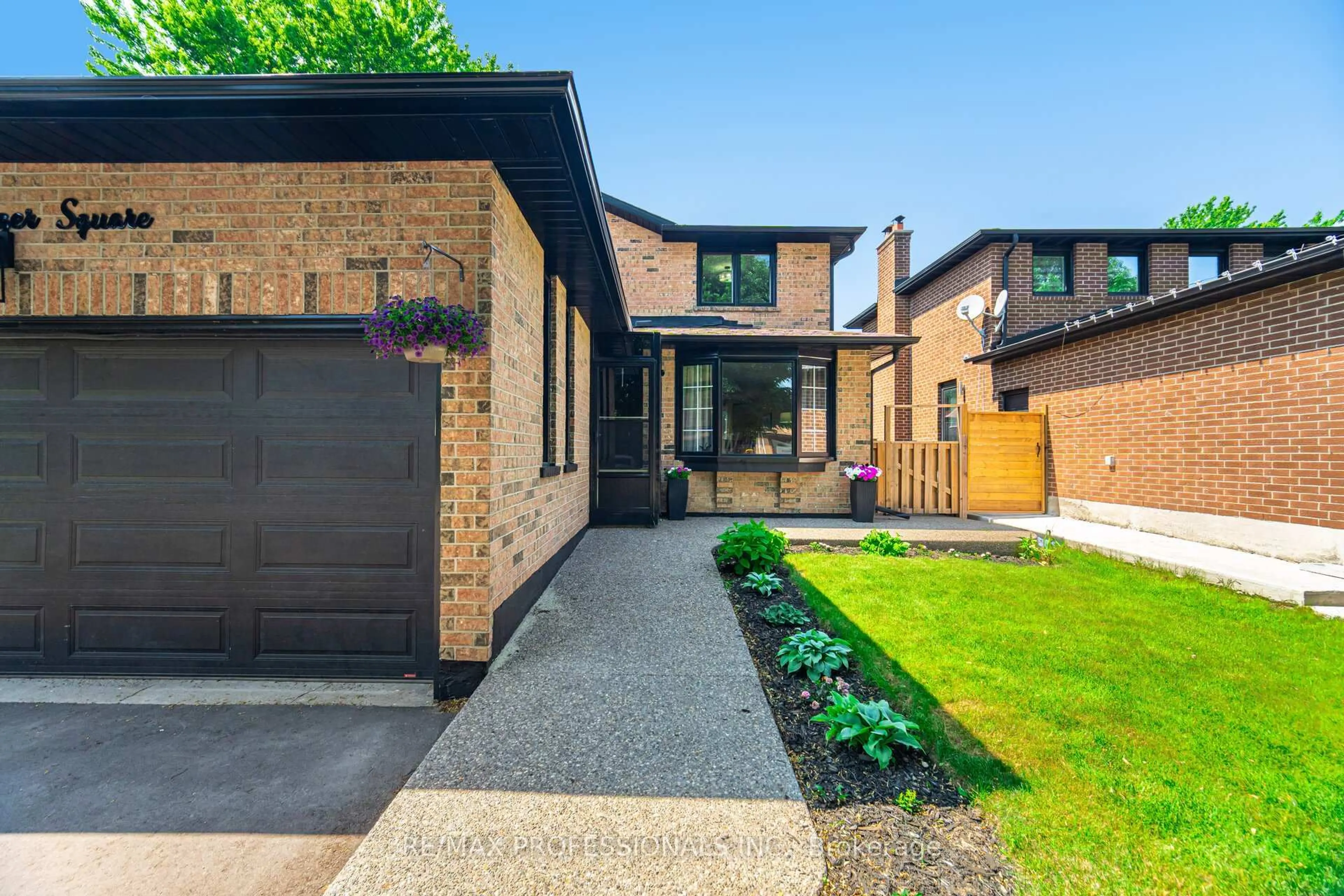 Home with brick exterior material, street for 100 Tanager Sq, Brampton Ontario L6Z 1X2