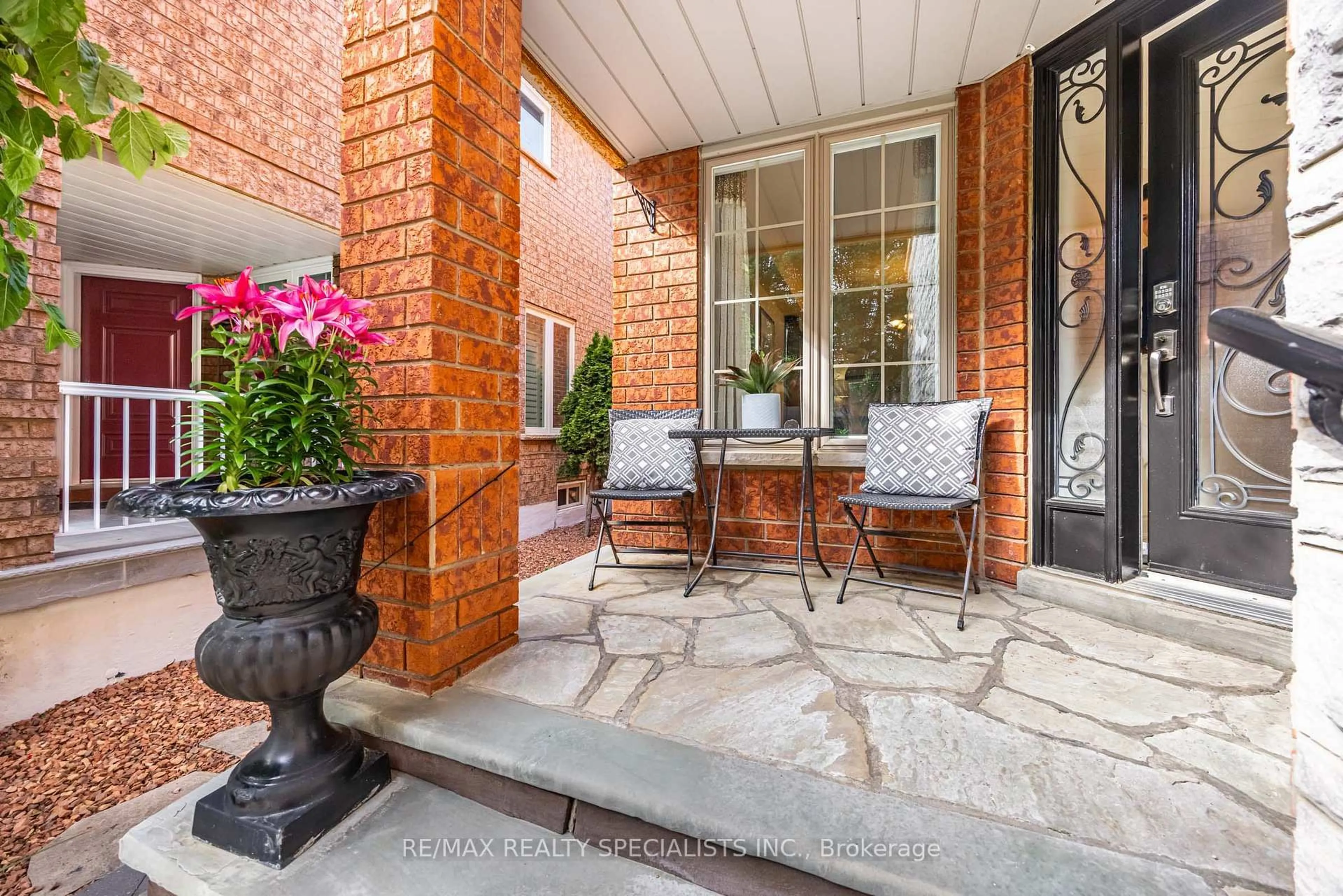 Patio, street for 6427 Hampden Woods Rd, Mississauga Ontario L5N 7V3