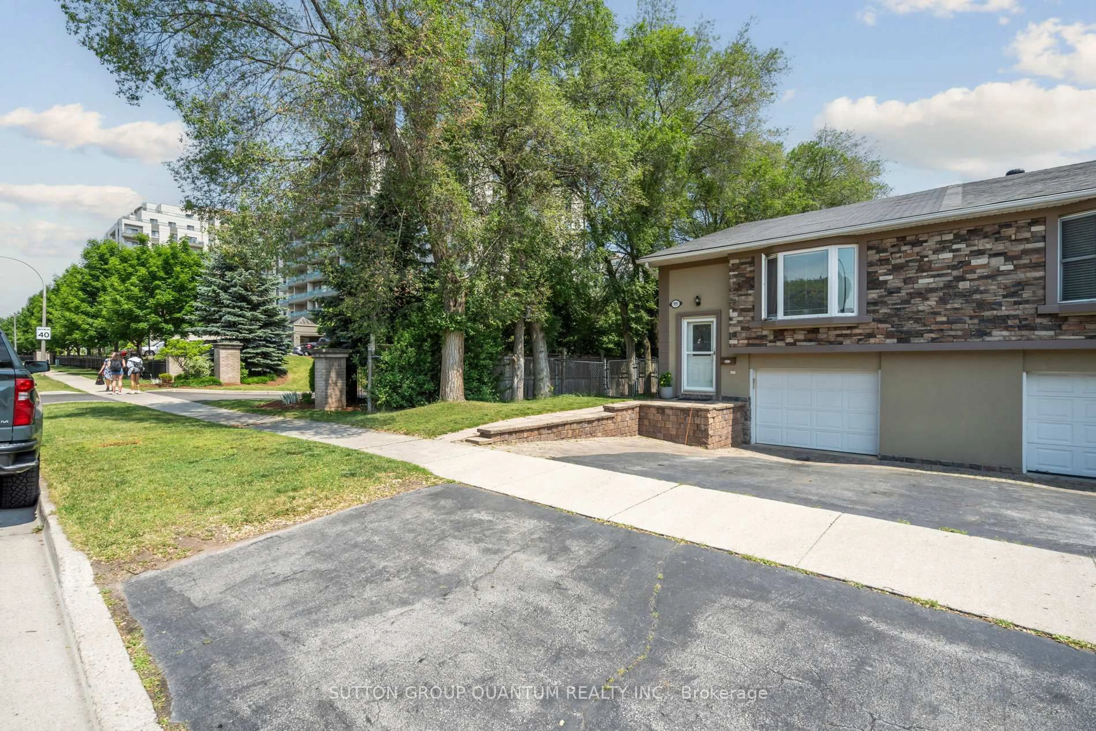 A pic from outside/outdoor area/front of a property/back of a property/a pic from drone, street for 935 Daryl Dr, Burlington Ontario L7T 4C1