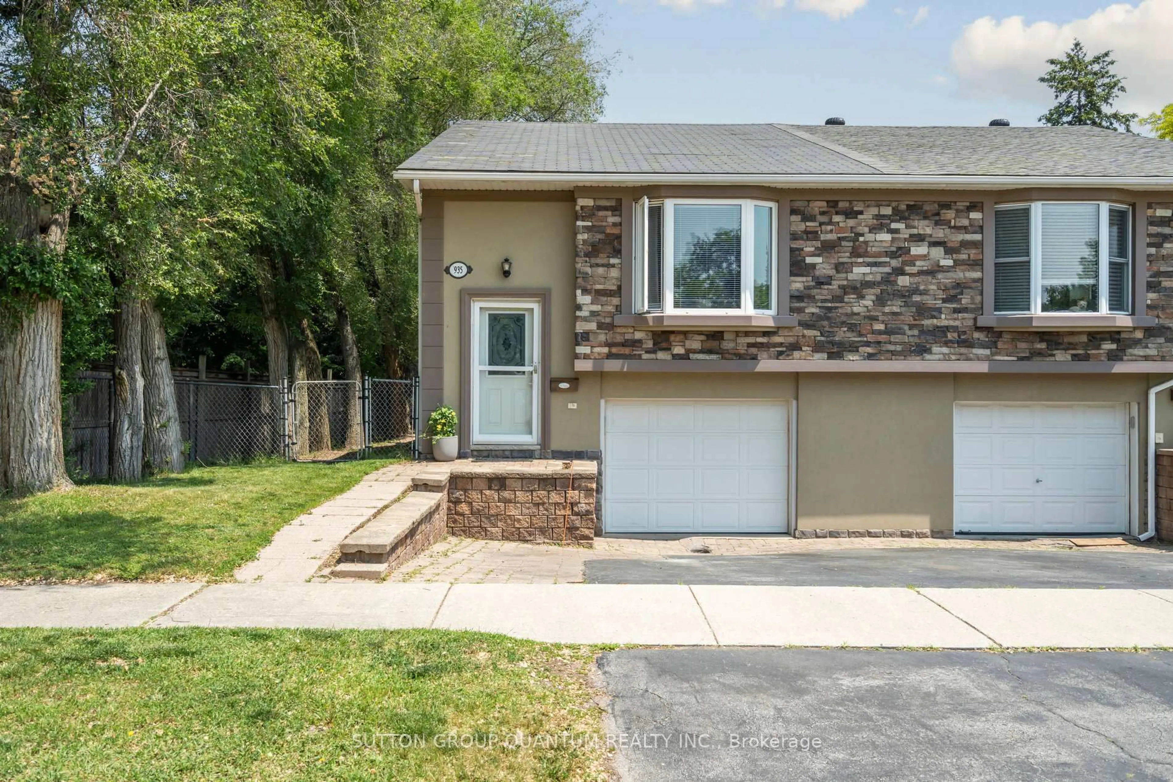 Home with vinyl exterior material, street for 935 Daryl Dr, Burlington Ontario L7T 4C1