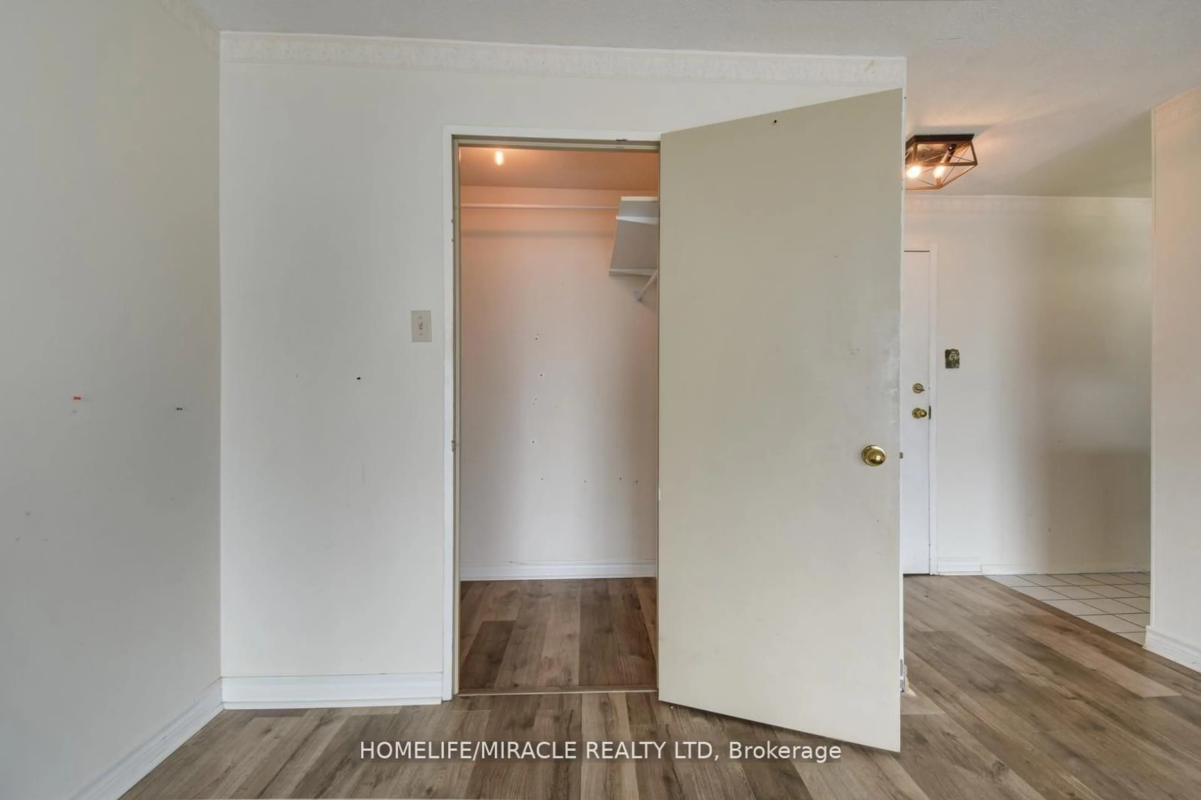 Indoor entryway for 4205 Shipp Dr #1909, Mississauga Ontario L4Z 2Y8