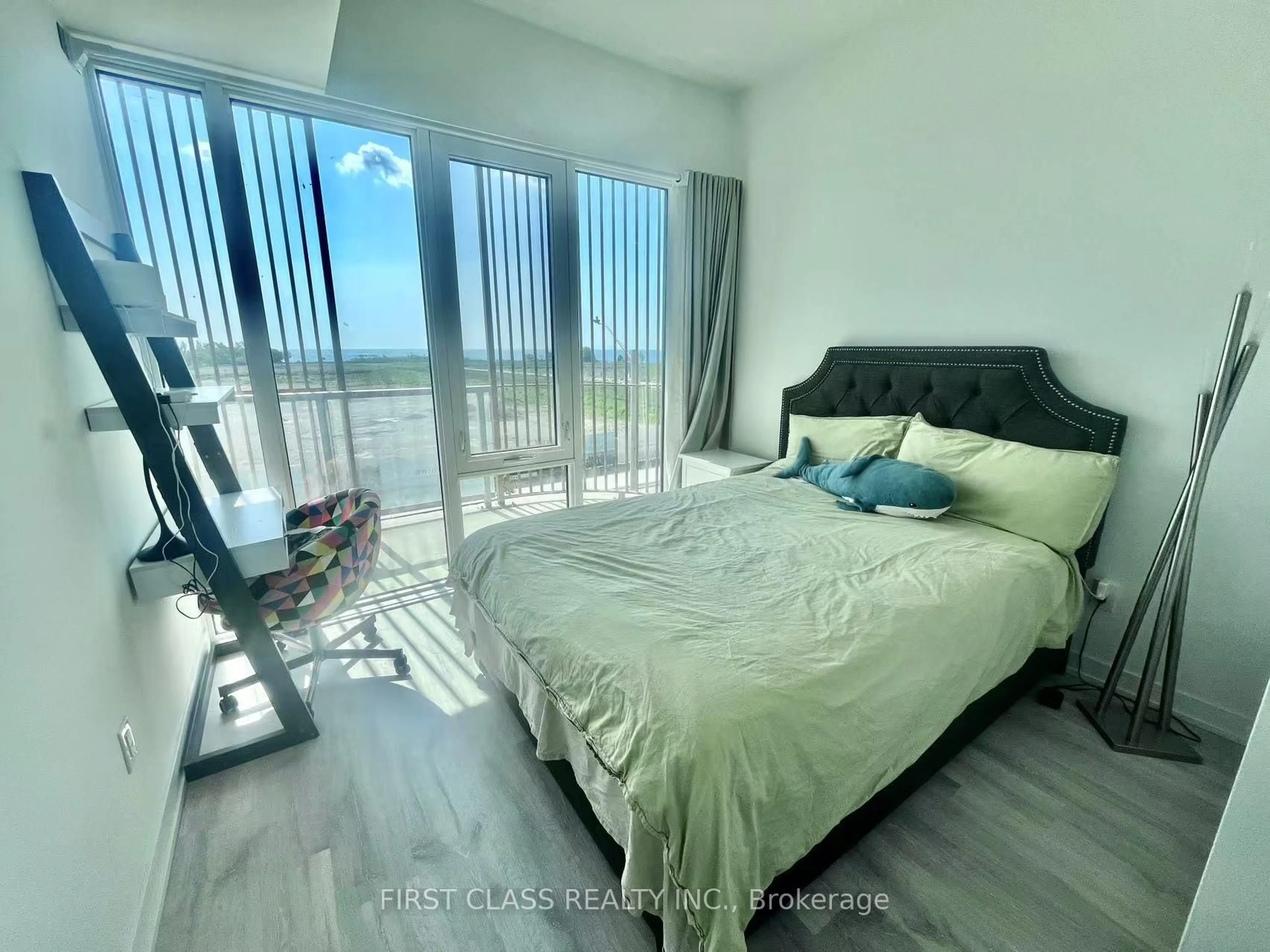 Bedroom with bed, unknown for 220 Missinnihe Way #317, Mississauga Ontario L5H 0A9