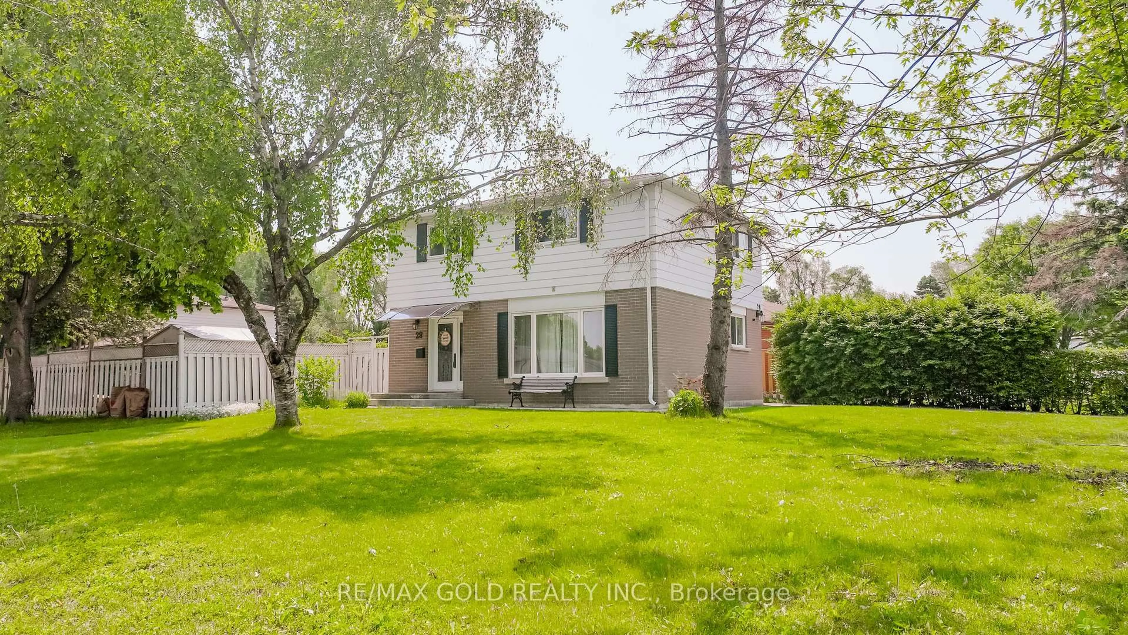 A pic from outside/outdoor area/front of a property/back of a property/a pic from drone, street for 28 Earlton Crt, Brampton Ontario L6T 2B8