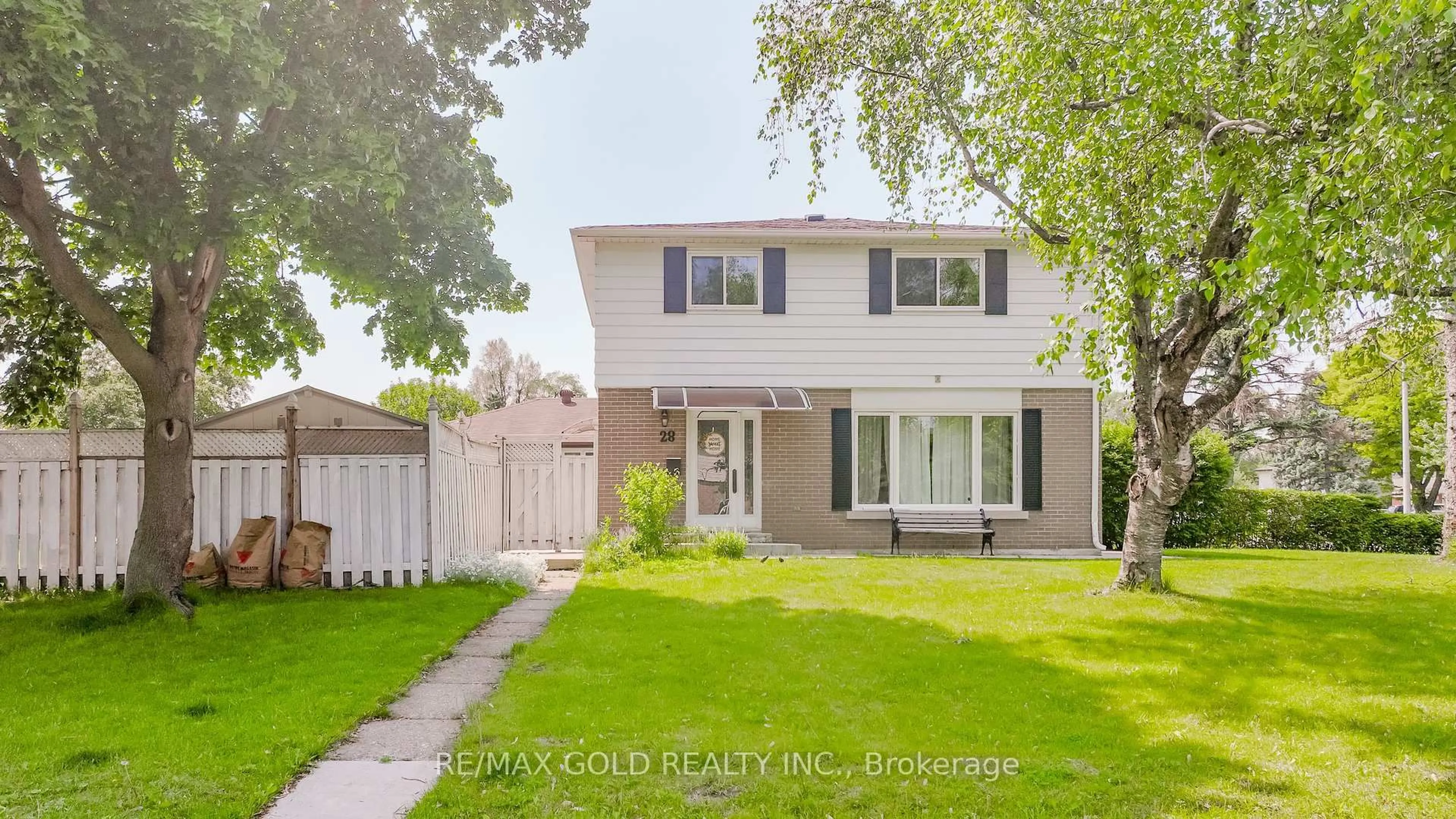 Home with vinyl exterior material, street for 28 Earlton Crt, Brampton Ontario L6T 2B8