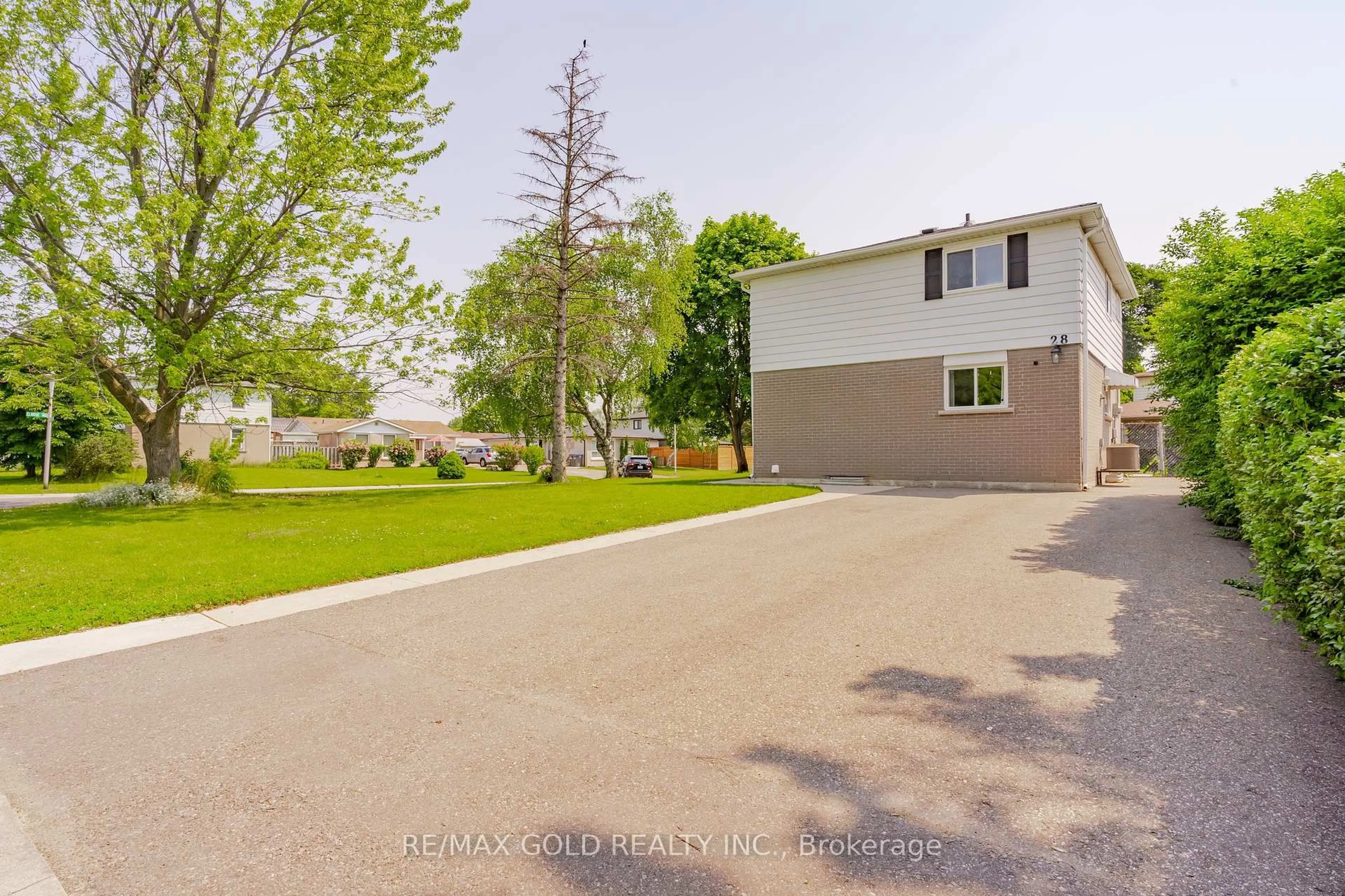 A pic from outside/outdoor area/front of a property/back of a property/a pic from drone, street for 28 Earlton Crt, Brampton Ontario L6T 2B8