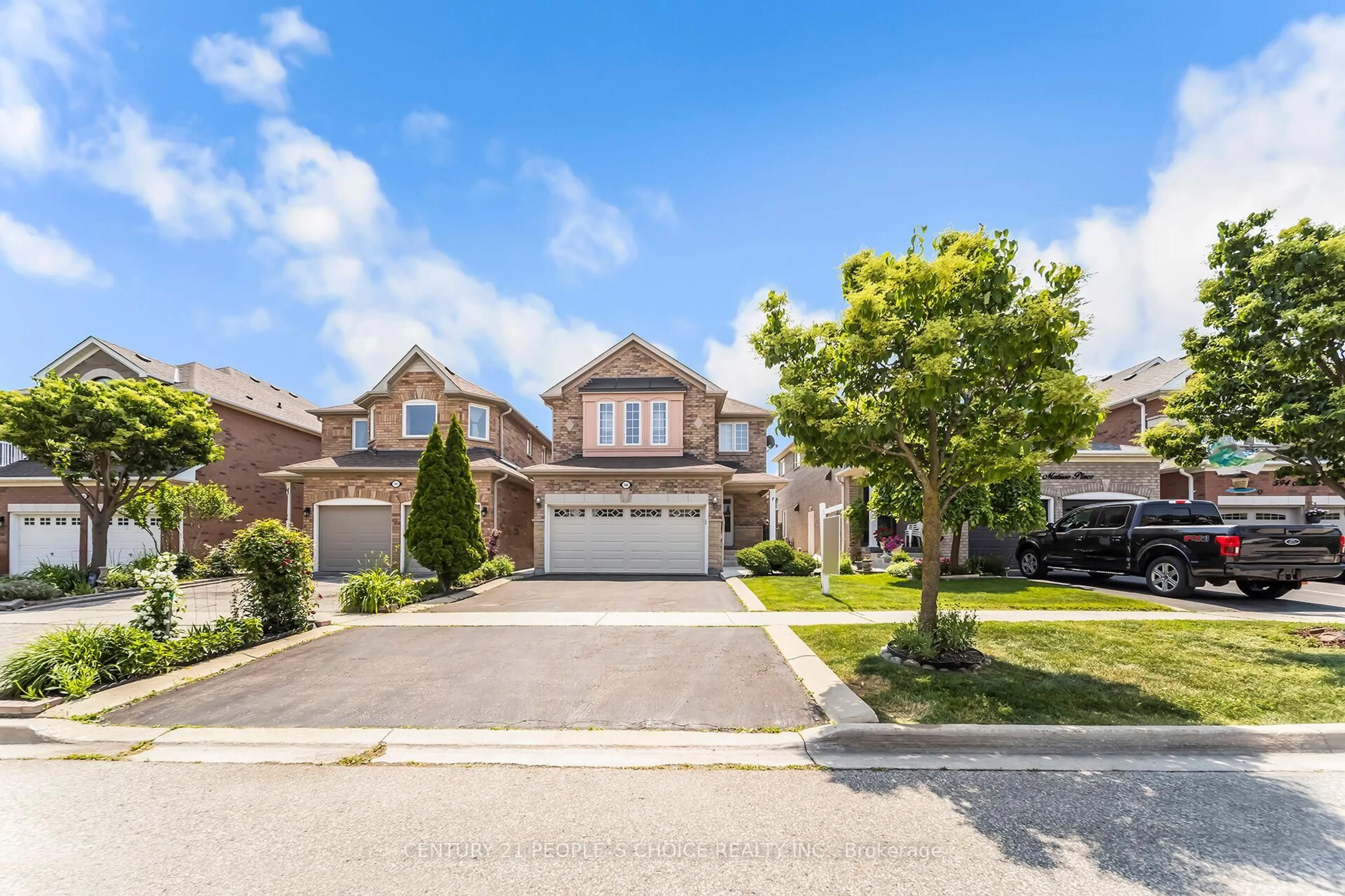 A pic from outside/outdoor area/front of a property/back of a property/a pic from drone, street for 586 Matisse Pl, Mississauga Ontario L5W 1M2