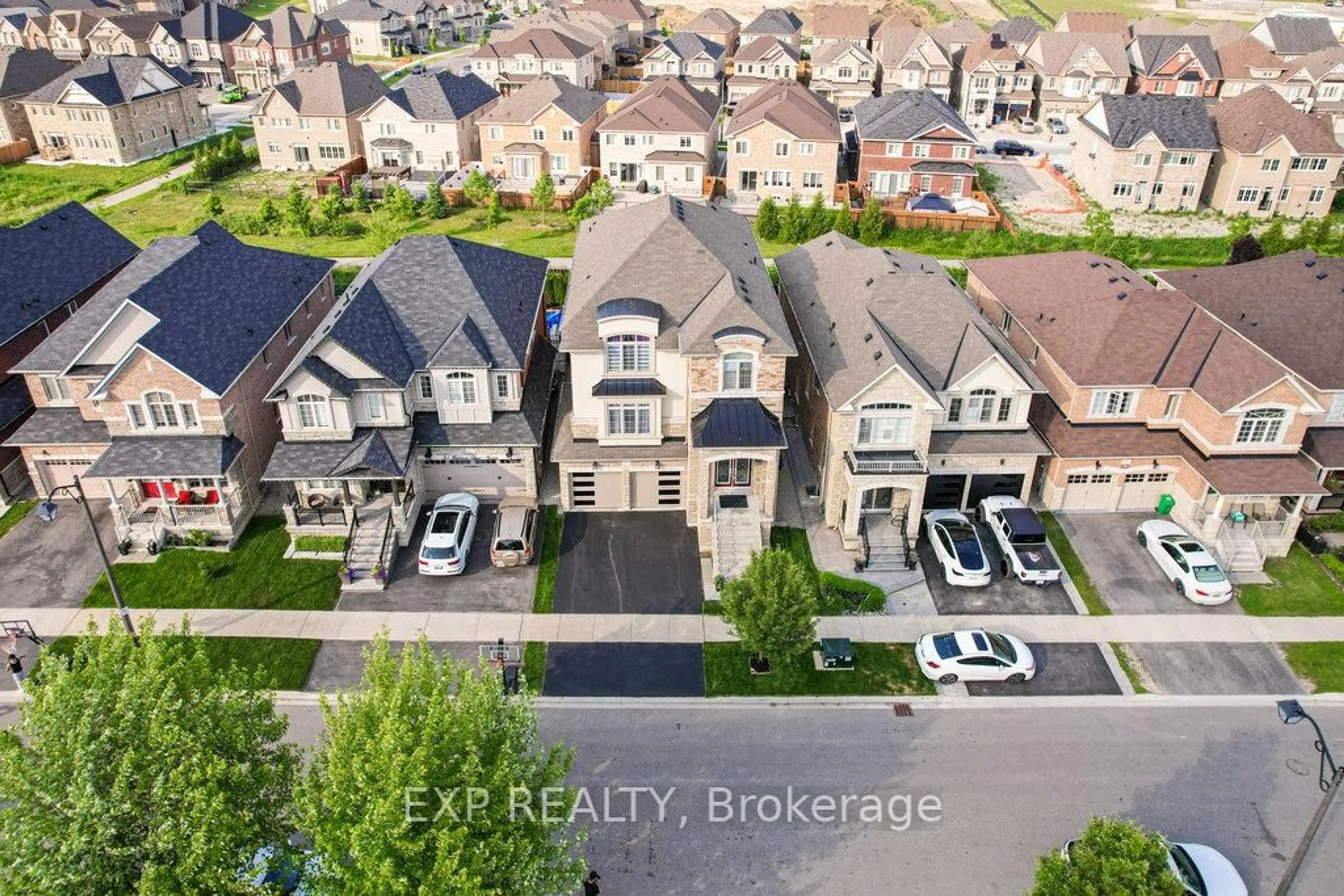 A pic from outside/outdoor area/front of a property/back of a property/a pic from drone, street for 29 Fieldstone Lane Ave, Caledon Ontario L7C 4A2