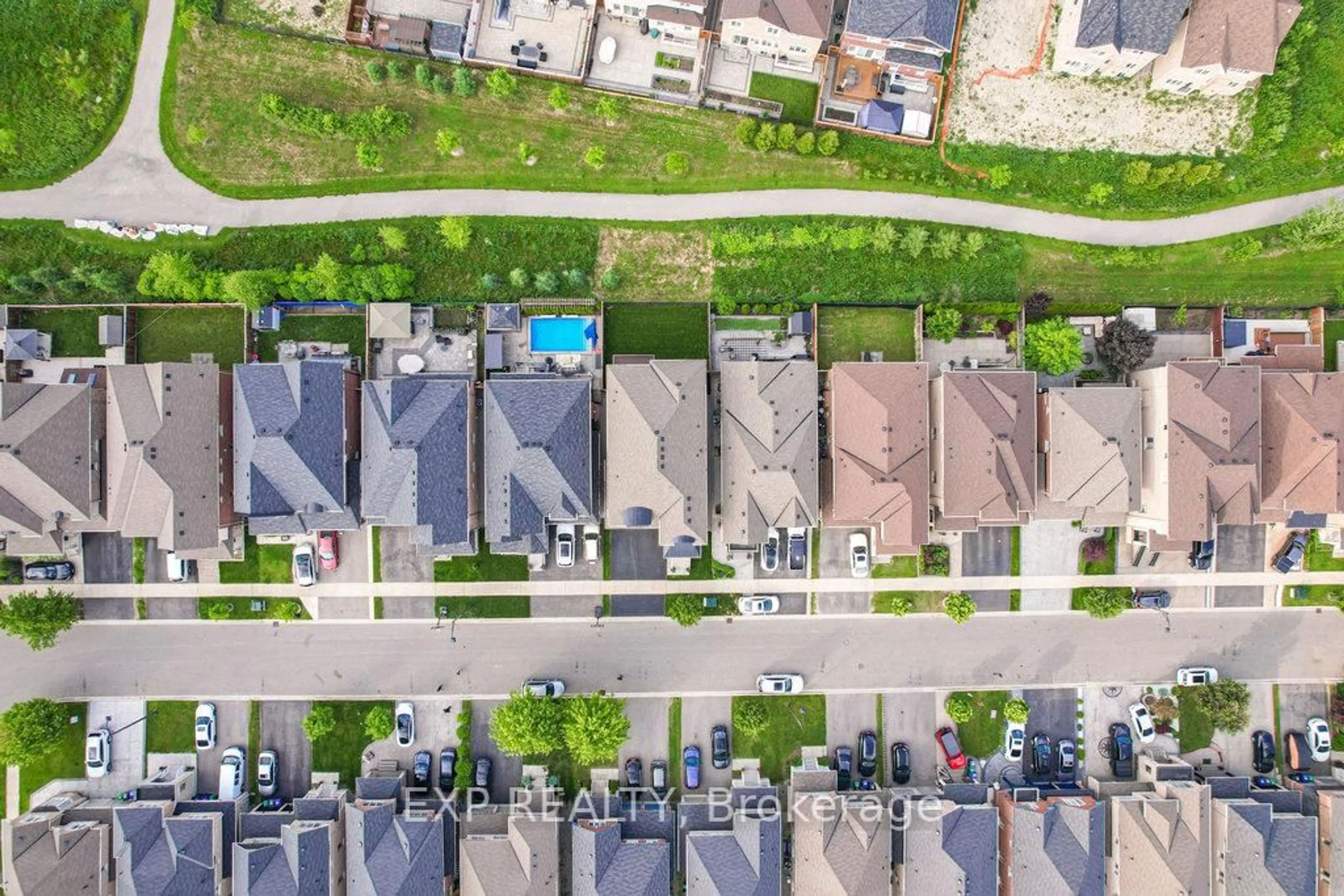 A pic from outside/outdoor area/front of a property/back of a property/a pic from drone, street for 29 Fieldstone Lane Ave, Caledon Ontario L7C 4A2