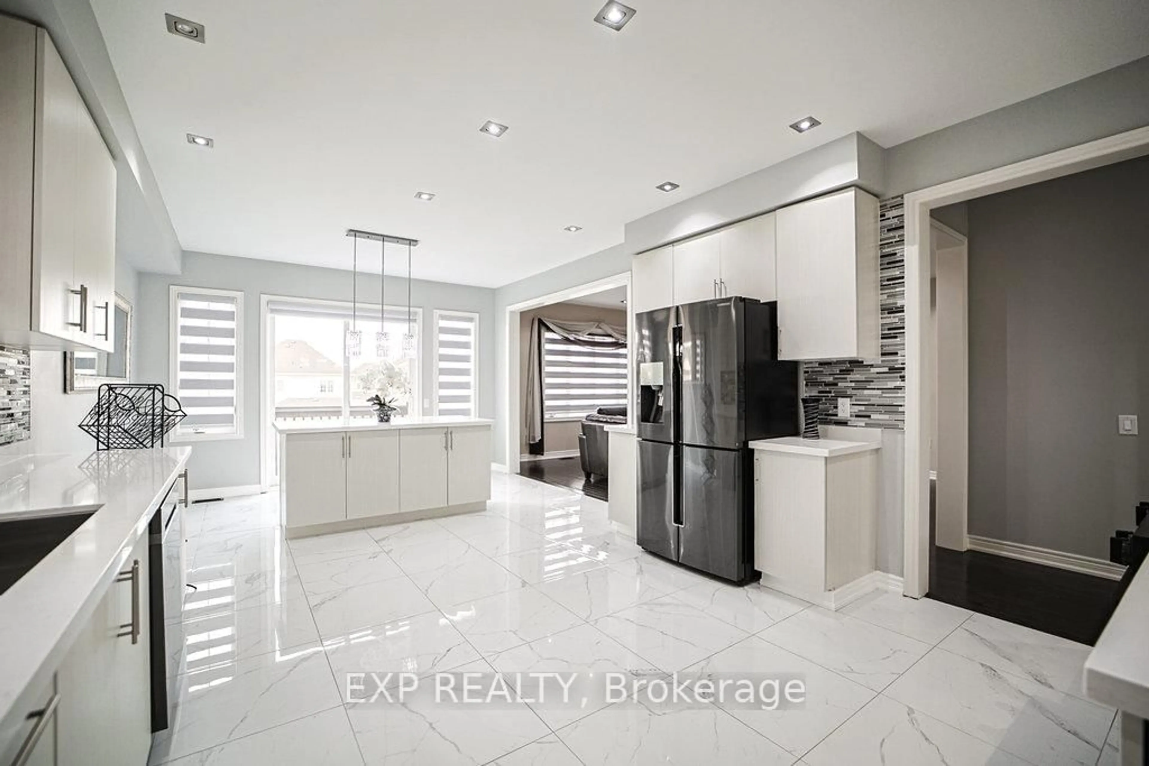 Contemporary kitchen, ceramic/tile floor for 29 Fieldstone Lane Ave, Caledon Ontario L7C 4A2