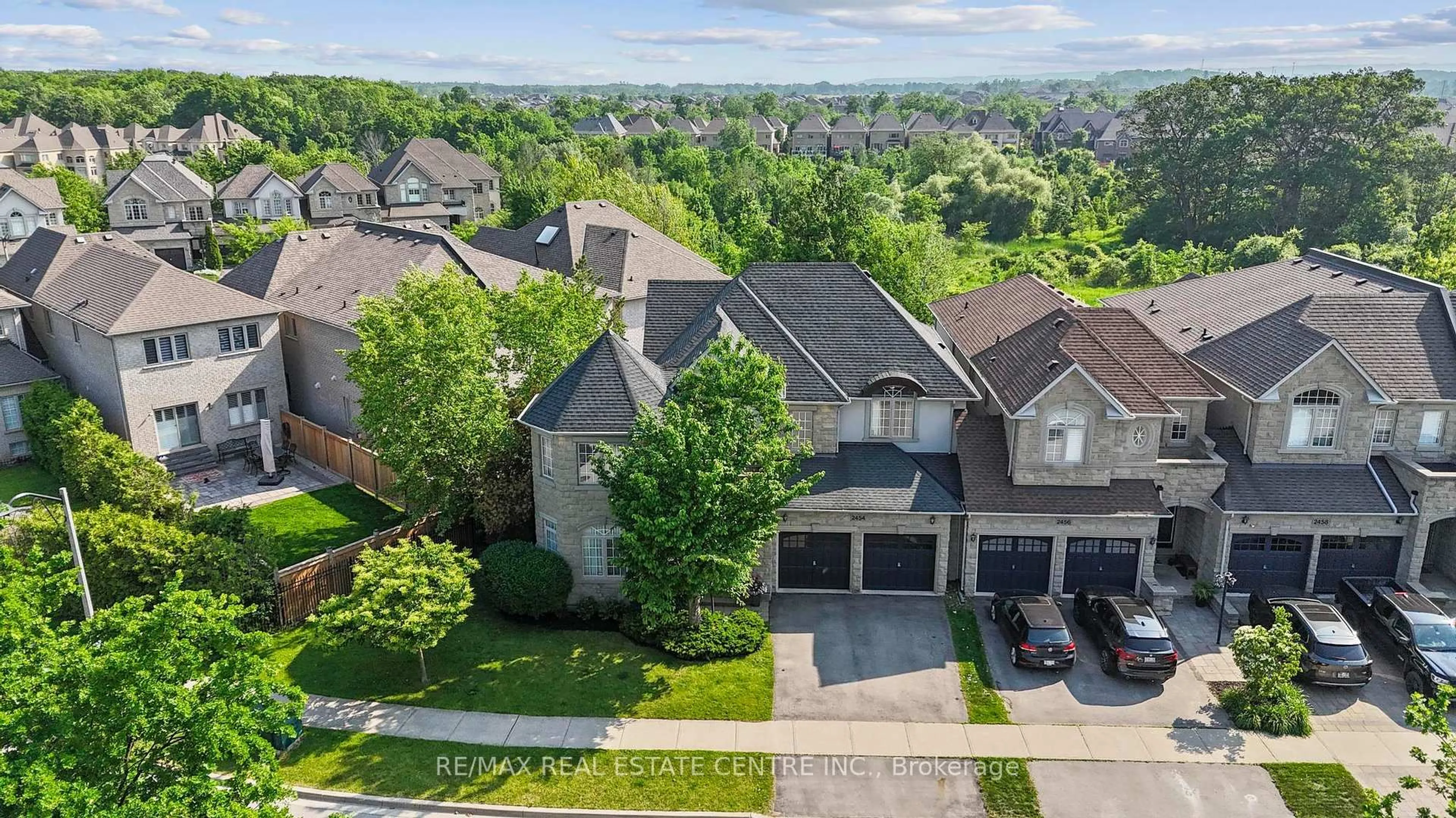 A pic from outside/outdoor area/front of a property/back of a property/a pic from drone, street for 2454 Springforest Dr, Oakville Ontario L6M 0A1