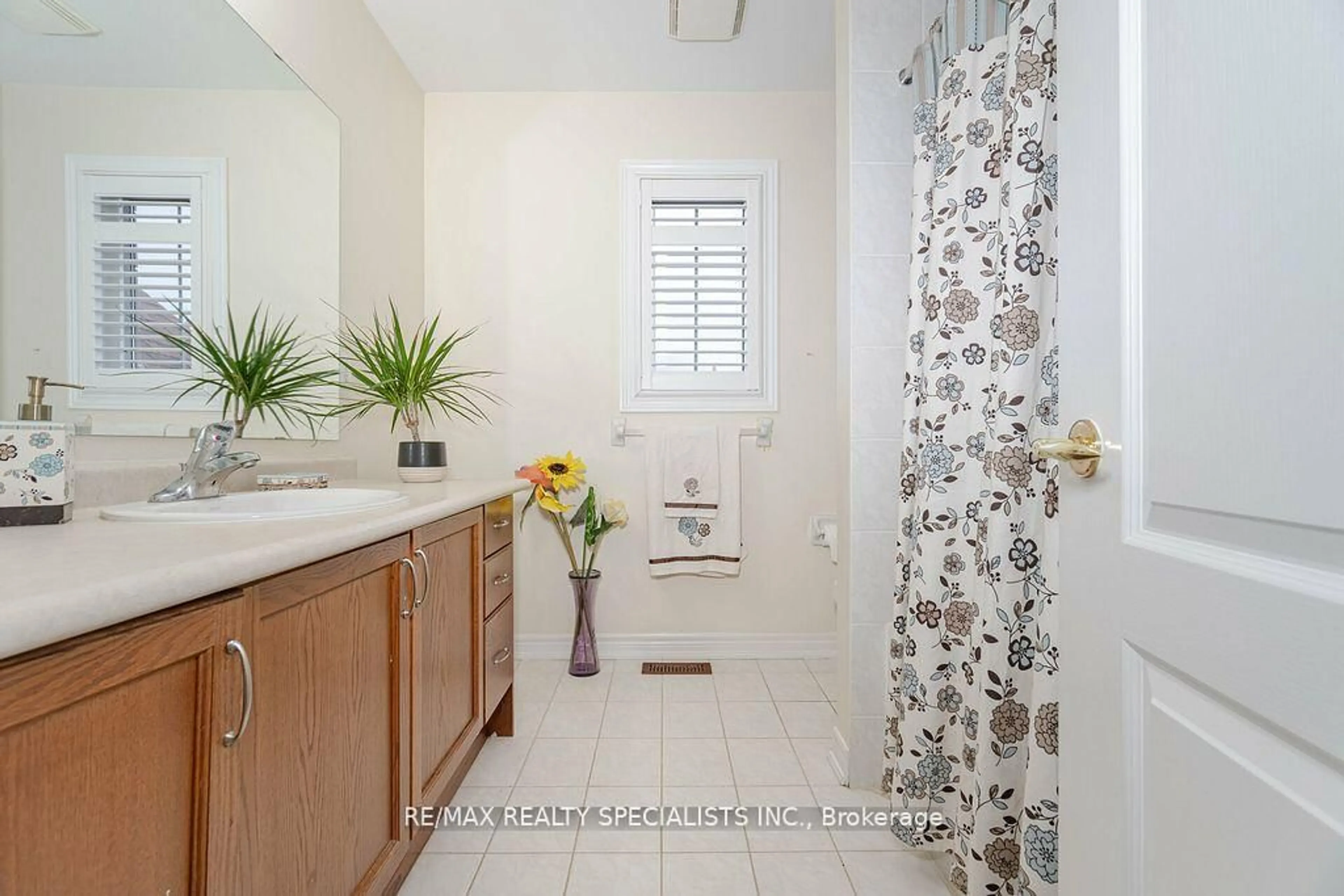 Standard bathroom, ceramic/tile floor for 5 Saddler Ave, Brampton Ontario L6P 2B7