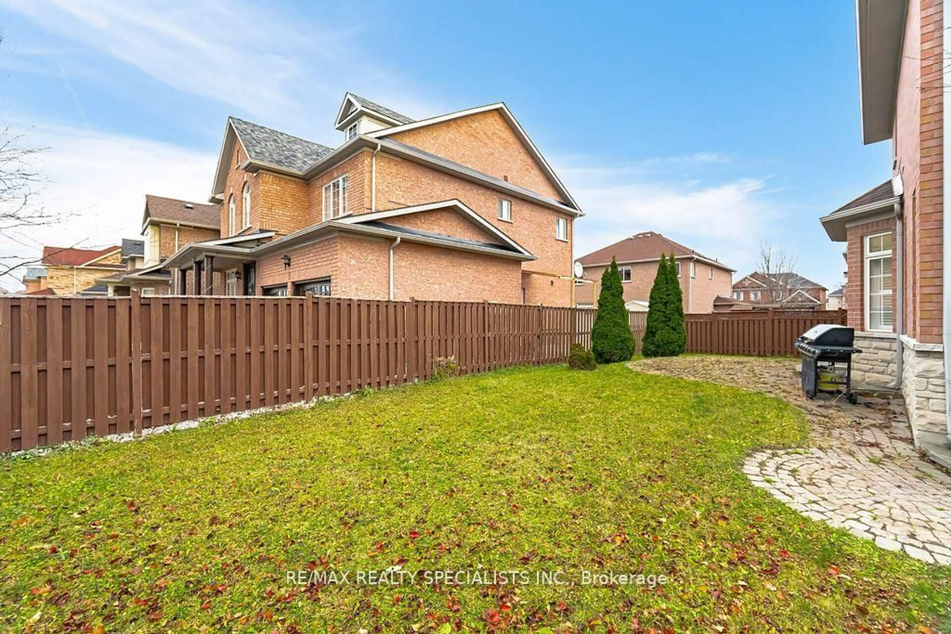 A pic from outside/outdoor area/front of a property/back of a property/a pic from drone, street for 5 Saddler Ave, Brampton Ontario L6P 2B7