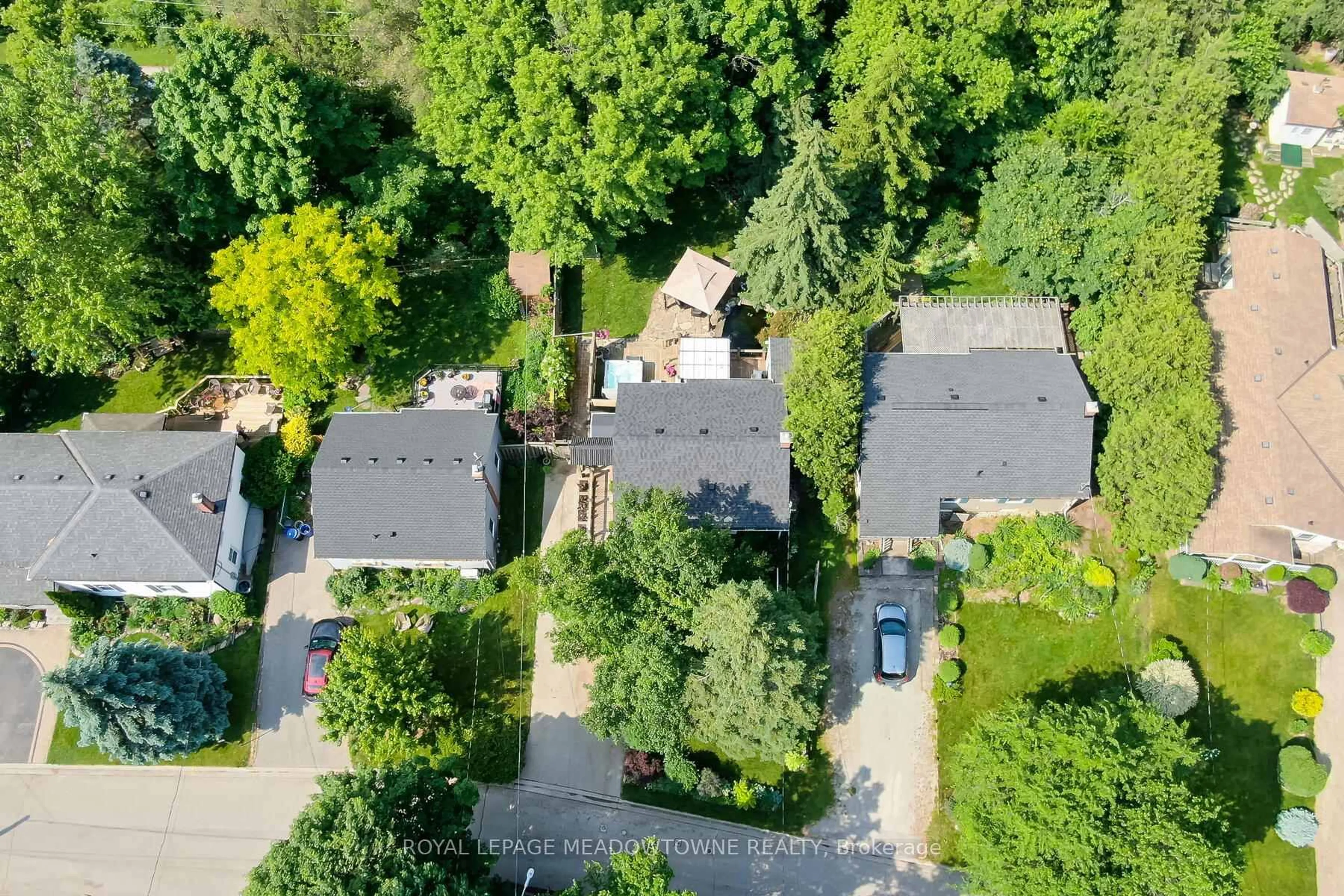 A pic from outside/outdoor area/front of a property/back of a property/a pic from drone, street for 10 Riverview Cres, Halton Hills Ontario L7G 3K3