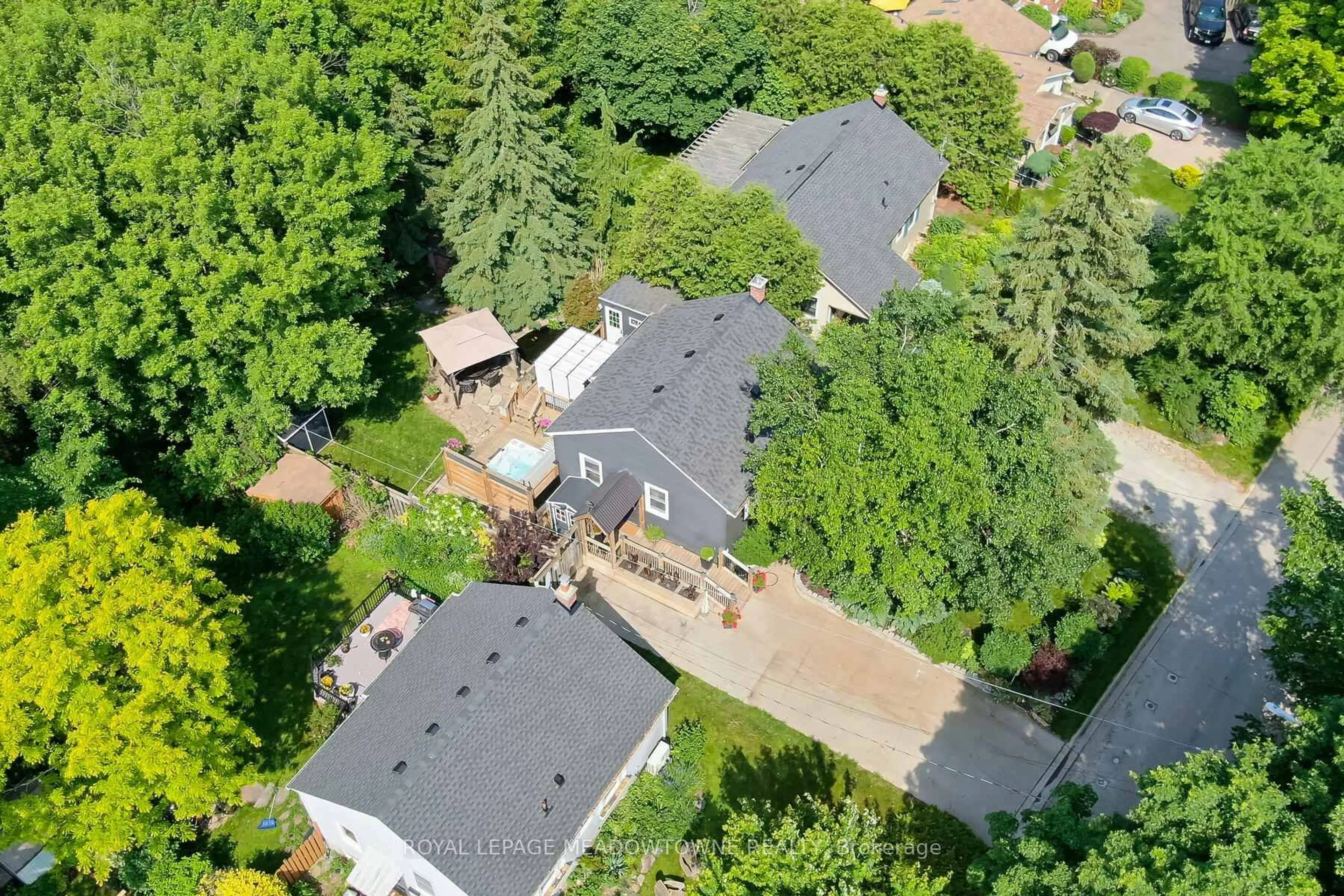 A pic from outside/outdoor area/front of a property/back of a property/a pic from drone, street for 10 Riverview Cres, Halton Hills Ontario L7G 3K3