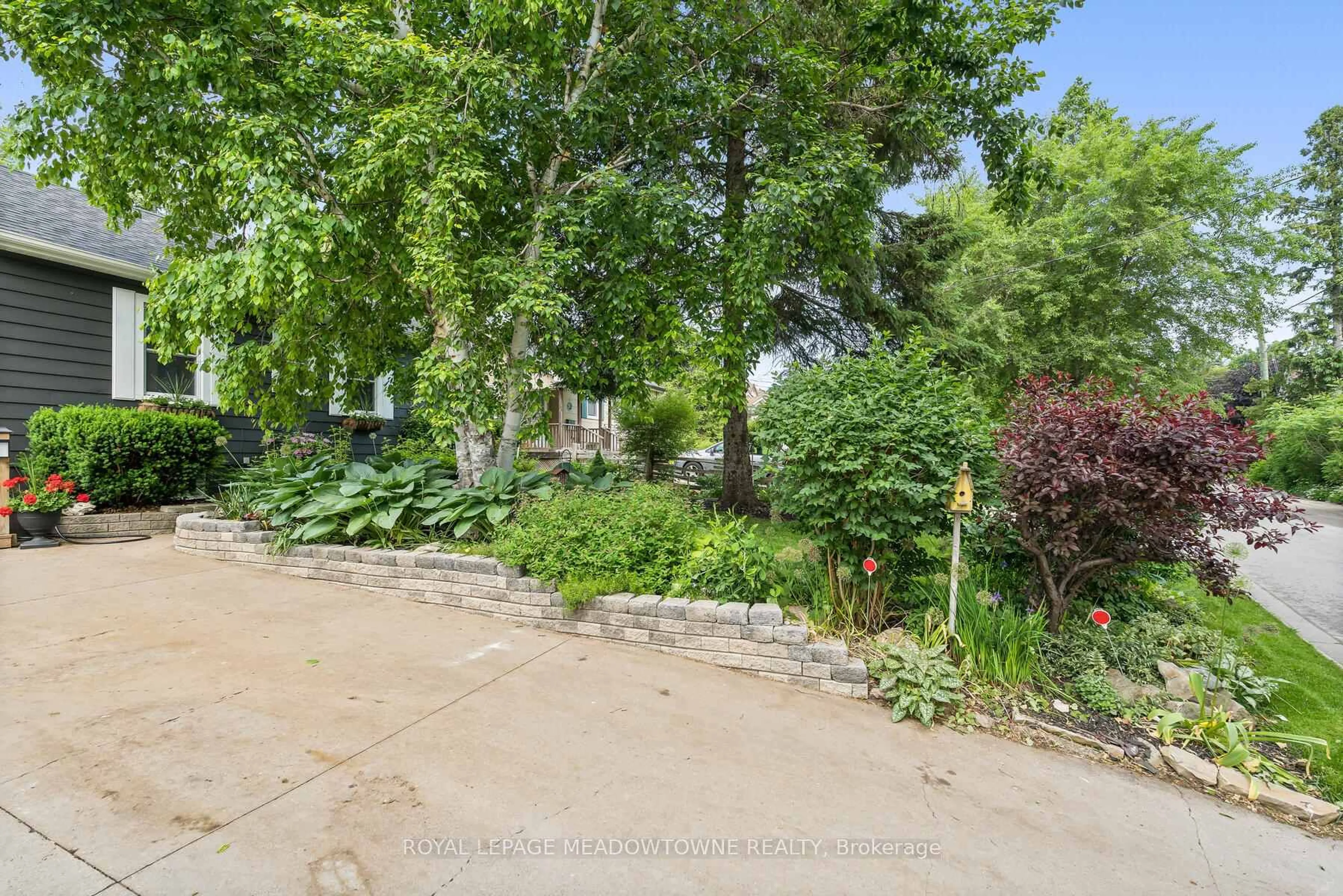 Patio, street for 10 Riverview Cres, Halton Hills Ontario L7G 3K3